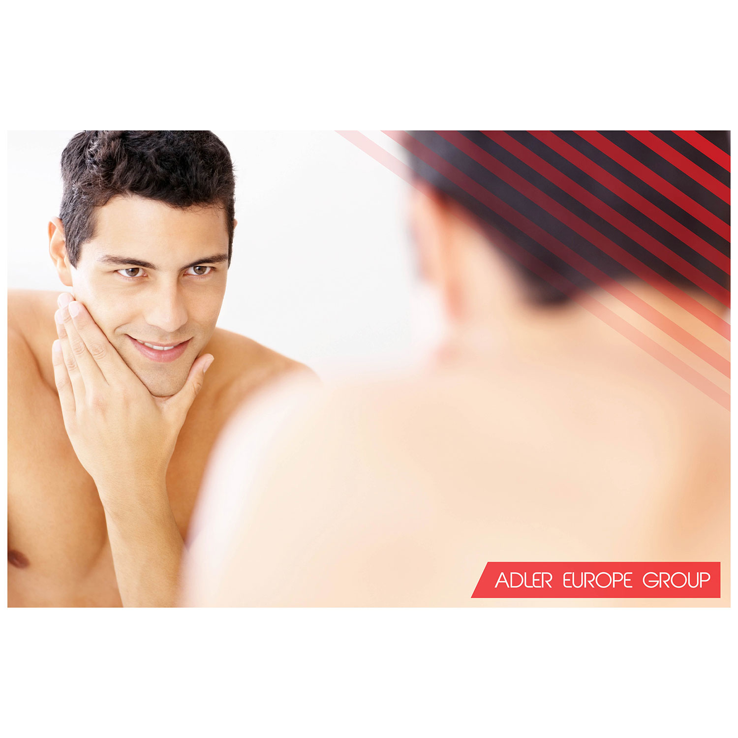 Un hombre se mira en el espejo, tocándose la cara. Se ve el logotipo de Adler Europe Group.