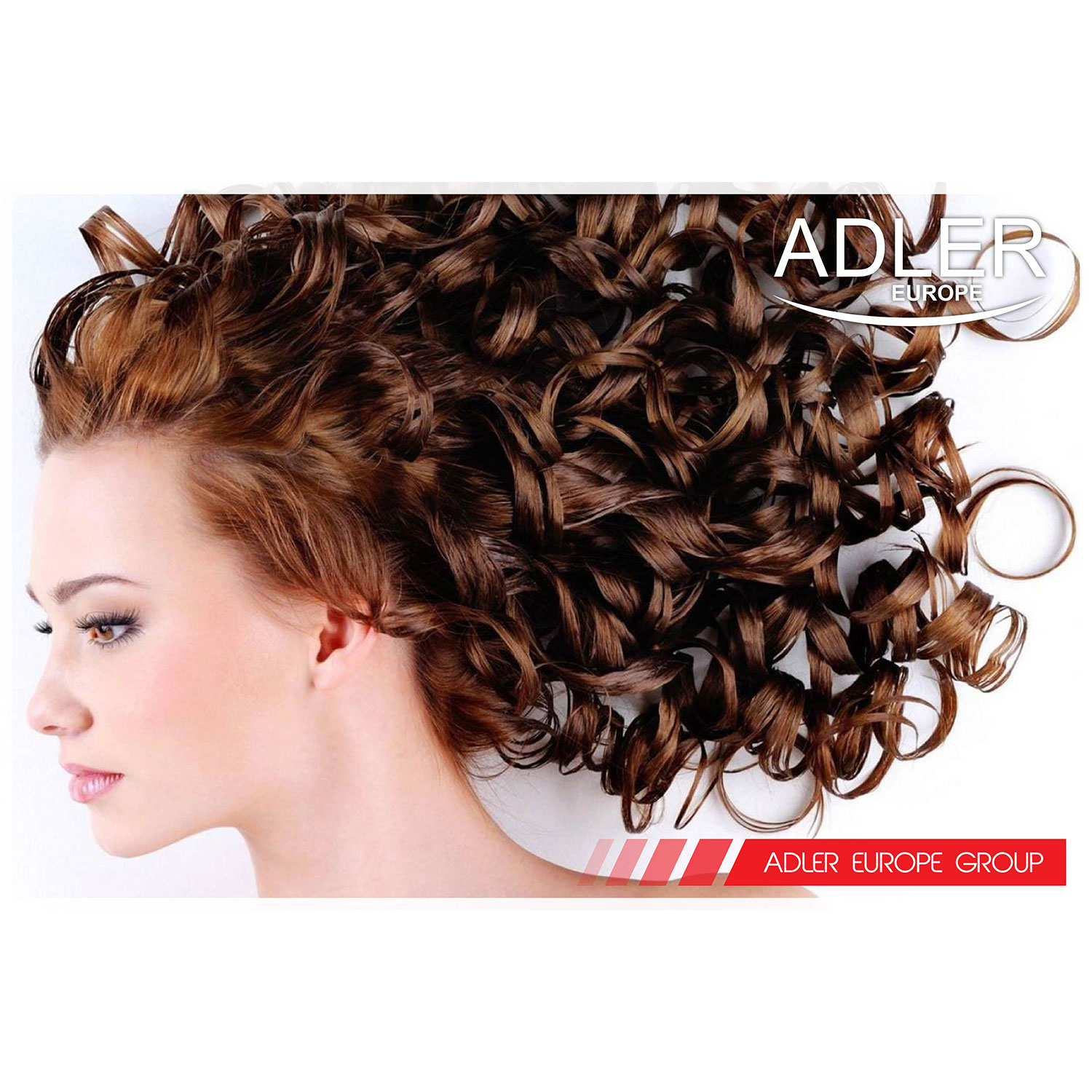 Mujer con cabello castaño y rizado. Perfil de cabeza y hombros sobre un fondo blanco. El logo ADLER EUROPE está arriba.