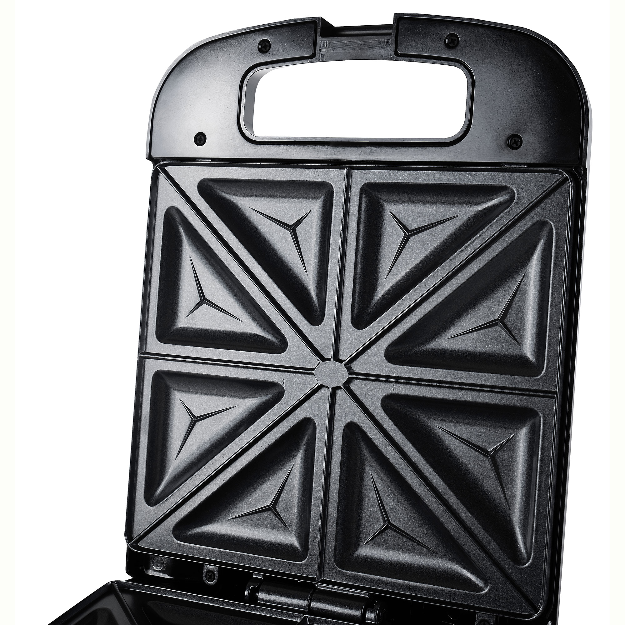 Czarny opiekacz do kanapek z otwartą pokrywą. Tło jest białe.