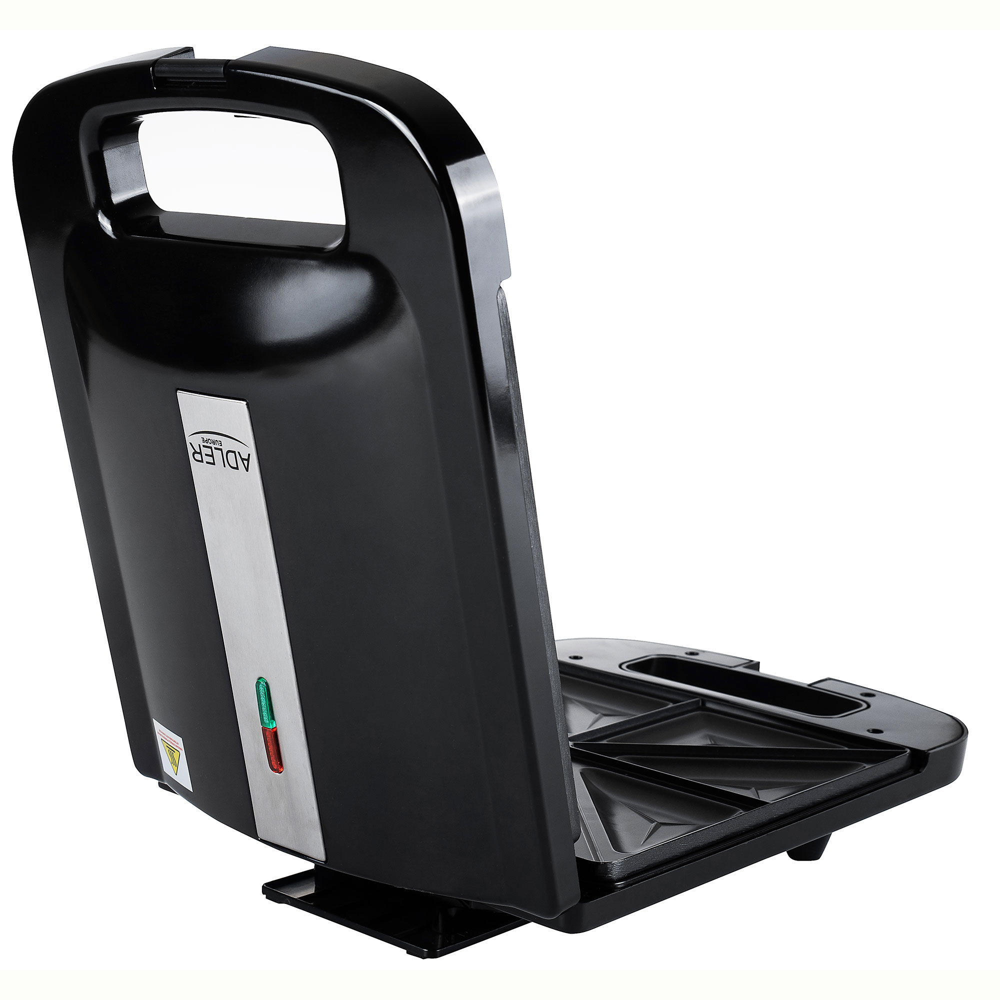 Czarna opiekacz do kanapek, otwarta, odsłaniająca wnętrze. Uchwyt jest w górze. Widoczna marka 'ADLER'.