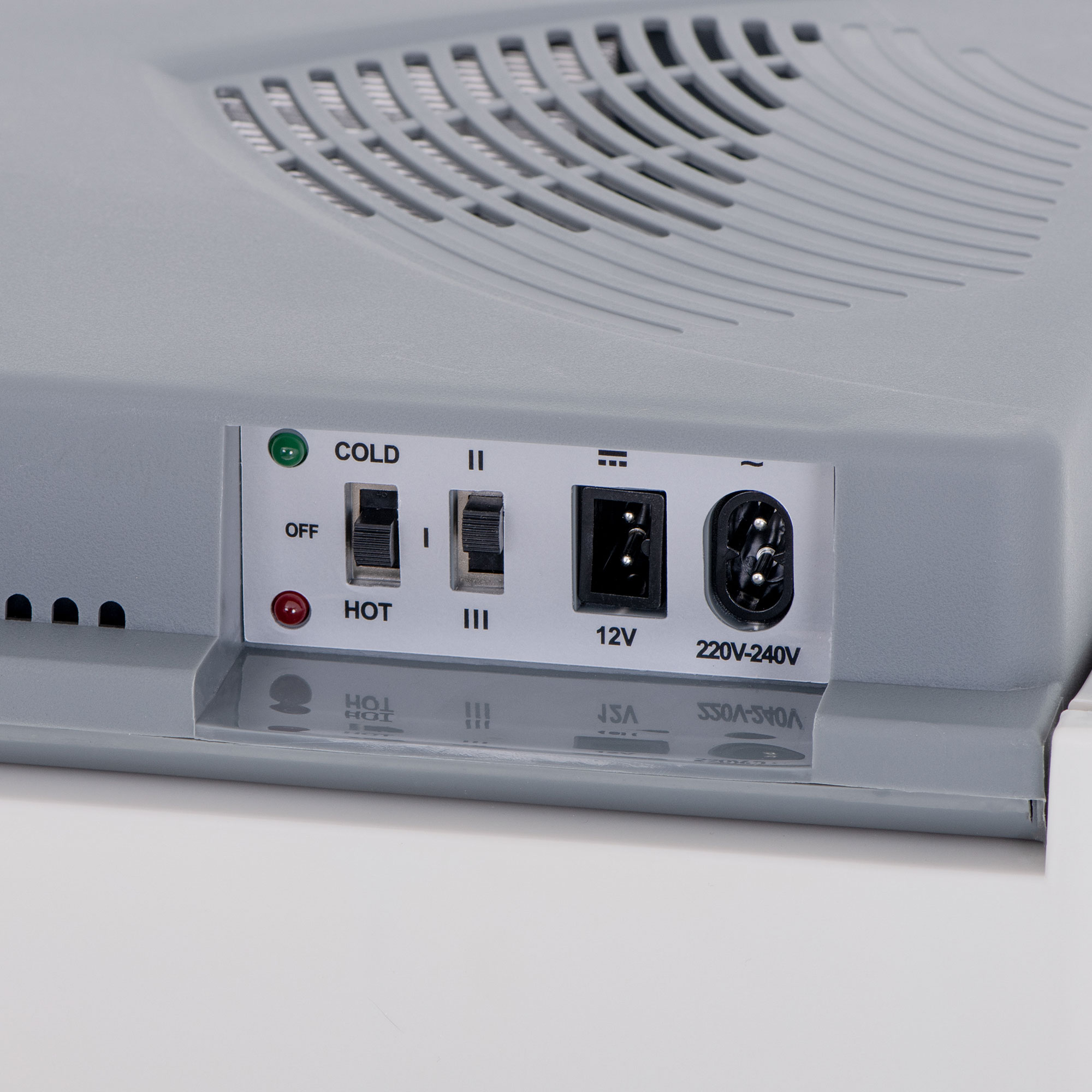 Tył chłodziarki. Posiada elementy sterowania temperaturą. Białe tło.