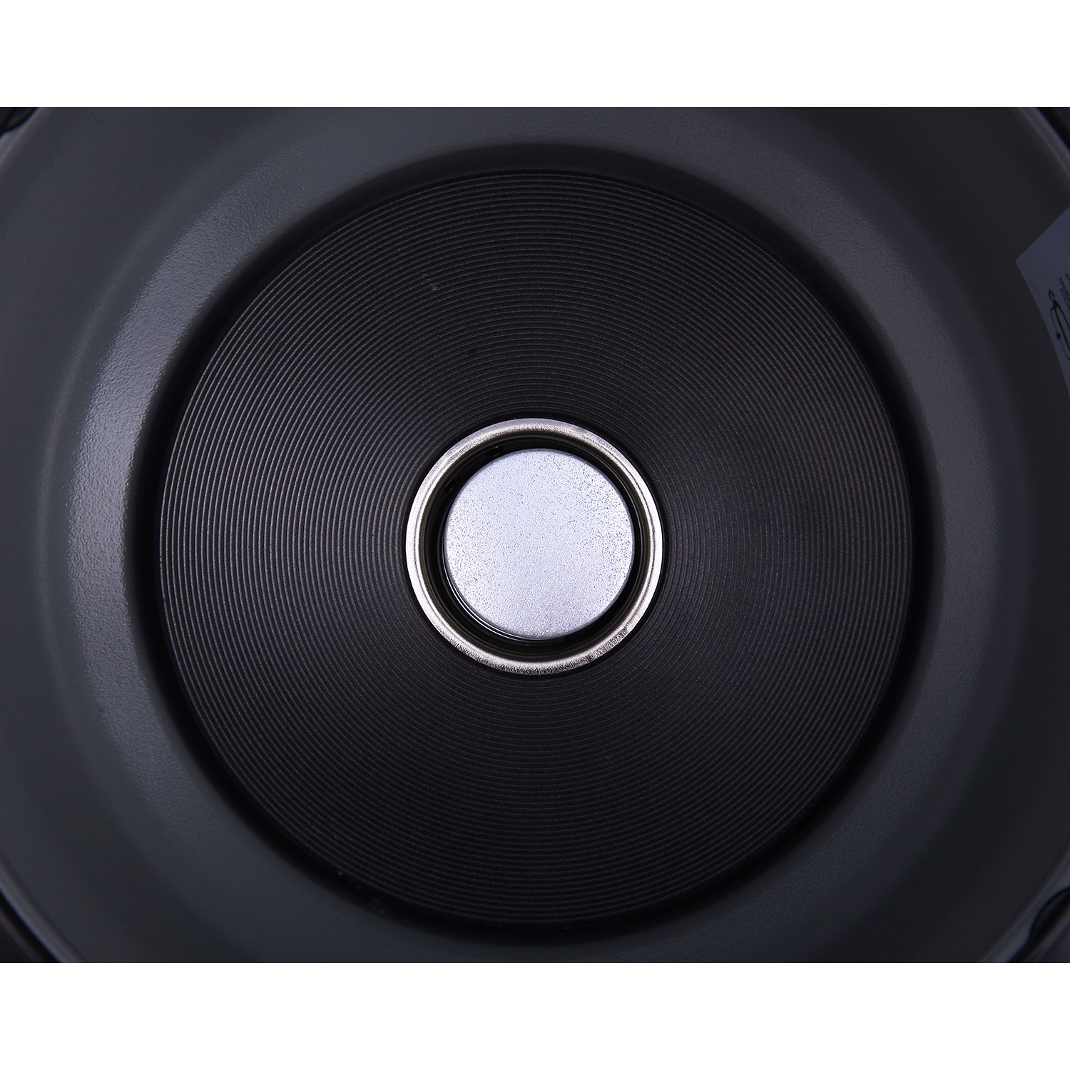 Czarna, okrągła podstawa urządzenia kuchennego z metalowym środkiem.