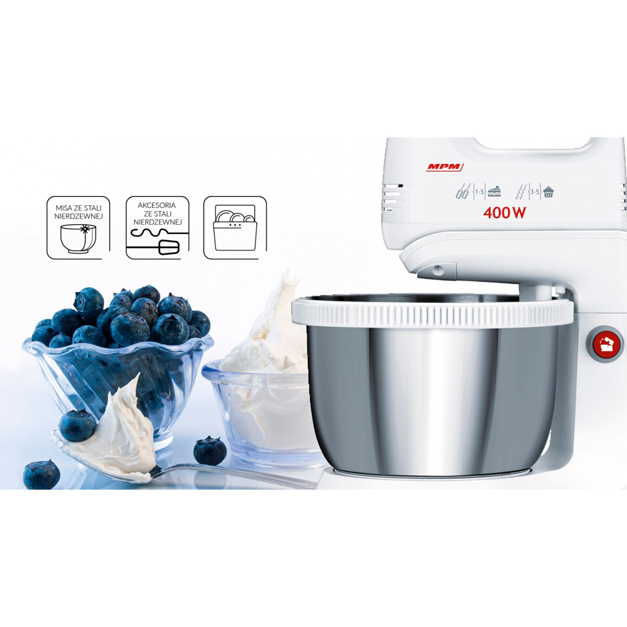 Biały mikser stojący z borówkami, śmietaną i tekstem.