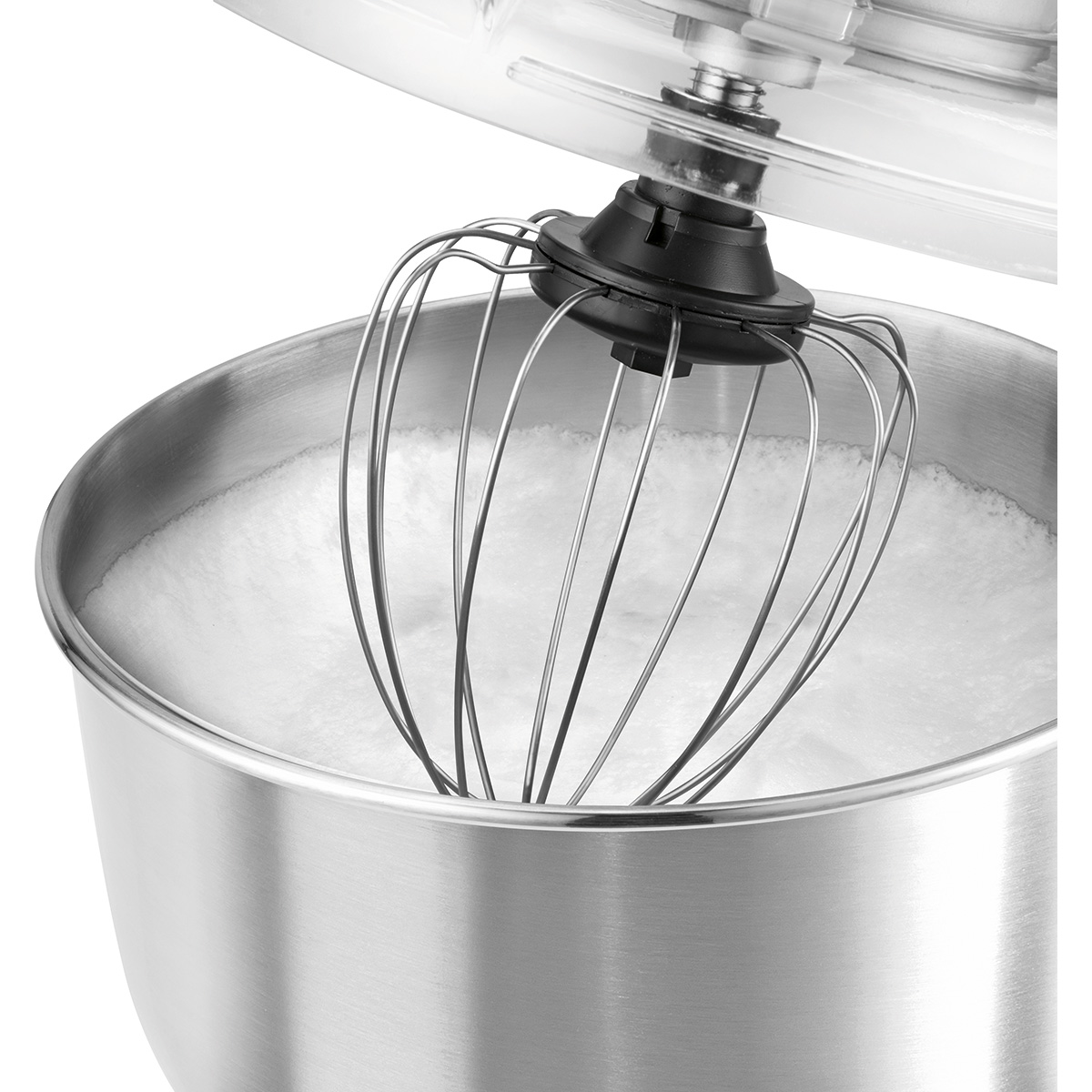 Mikser z trzepaczką ubijający białka jaj w misce ze stali nierdzewnej. Ujęcie z bliska.