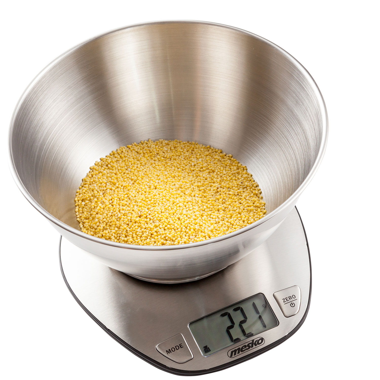 Srebrna miska na wadze cyfrowej z prosem. Waga pokazuje 221. Białe tło.