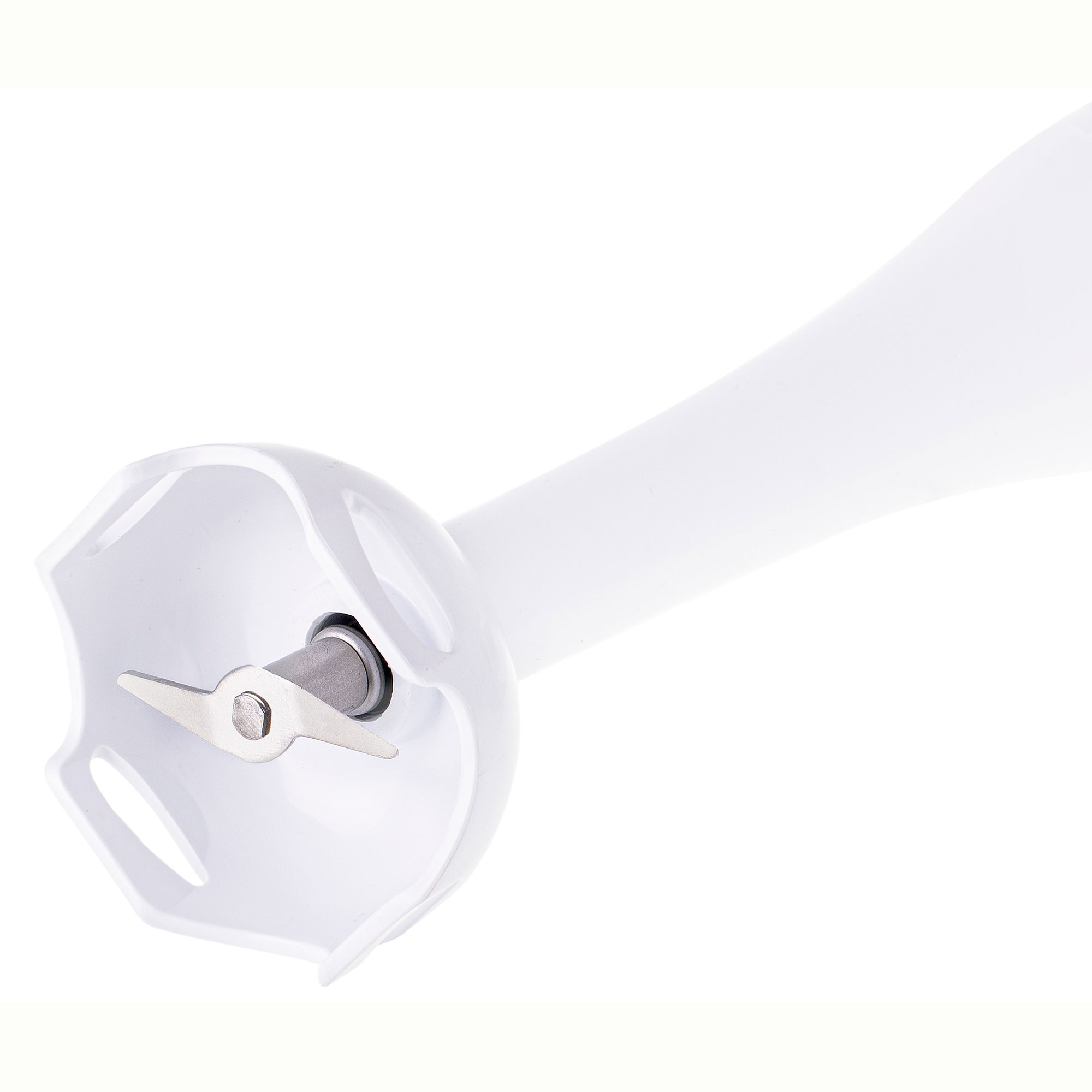 Een witte staafmixer met een mes opzetstuk. Het mes is van zilverkleurig metaal.