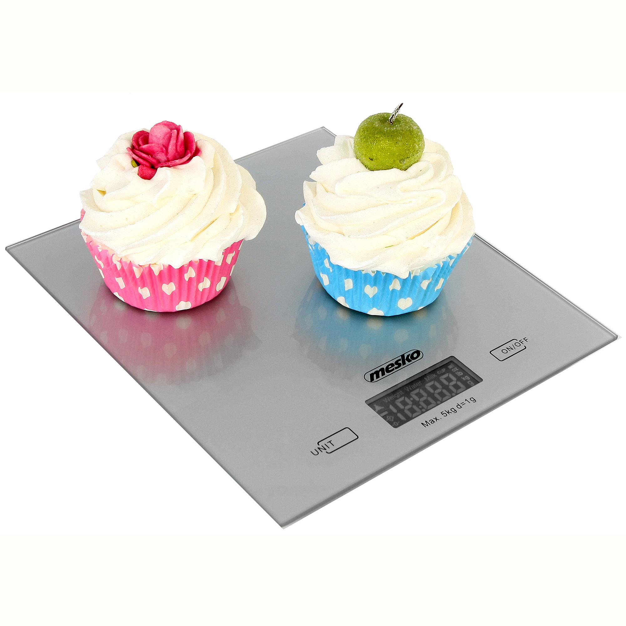 Cyfrowa waga kuchenna z dwoma babeczkami. Waga pokazuje wagę. Babeczki mają różowe i niebieskie papilotki.