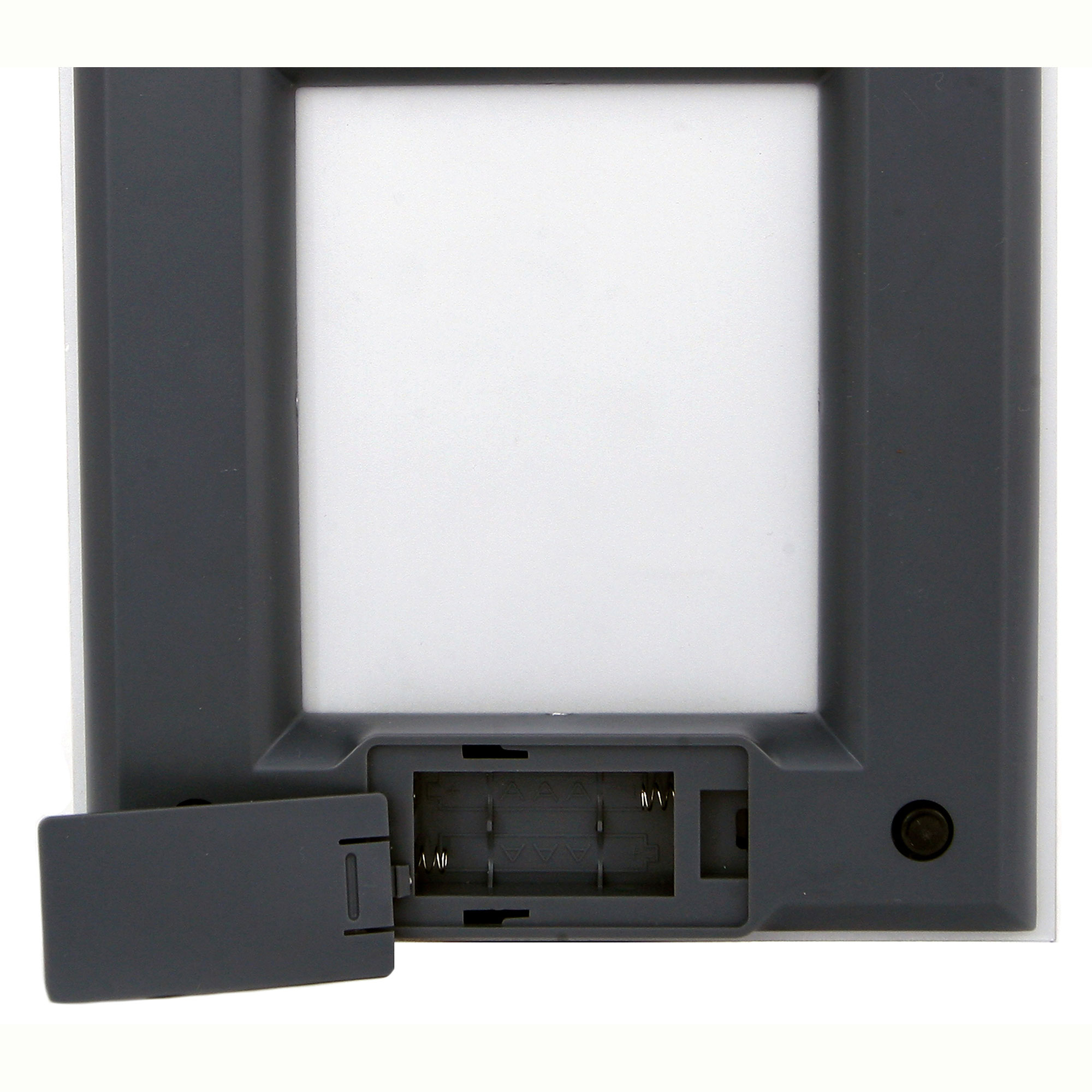 Tył ramki z otwartą komorą baterii. Ramka jest szara i biała.