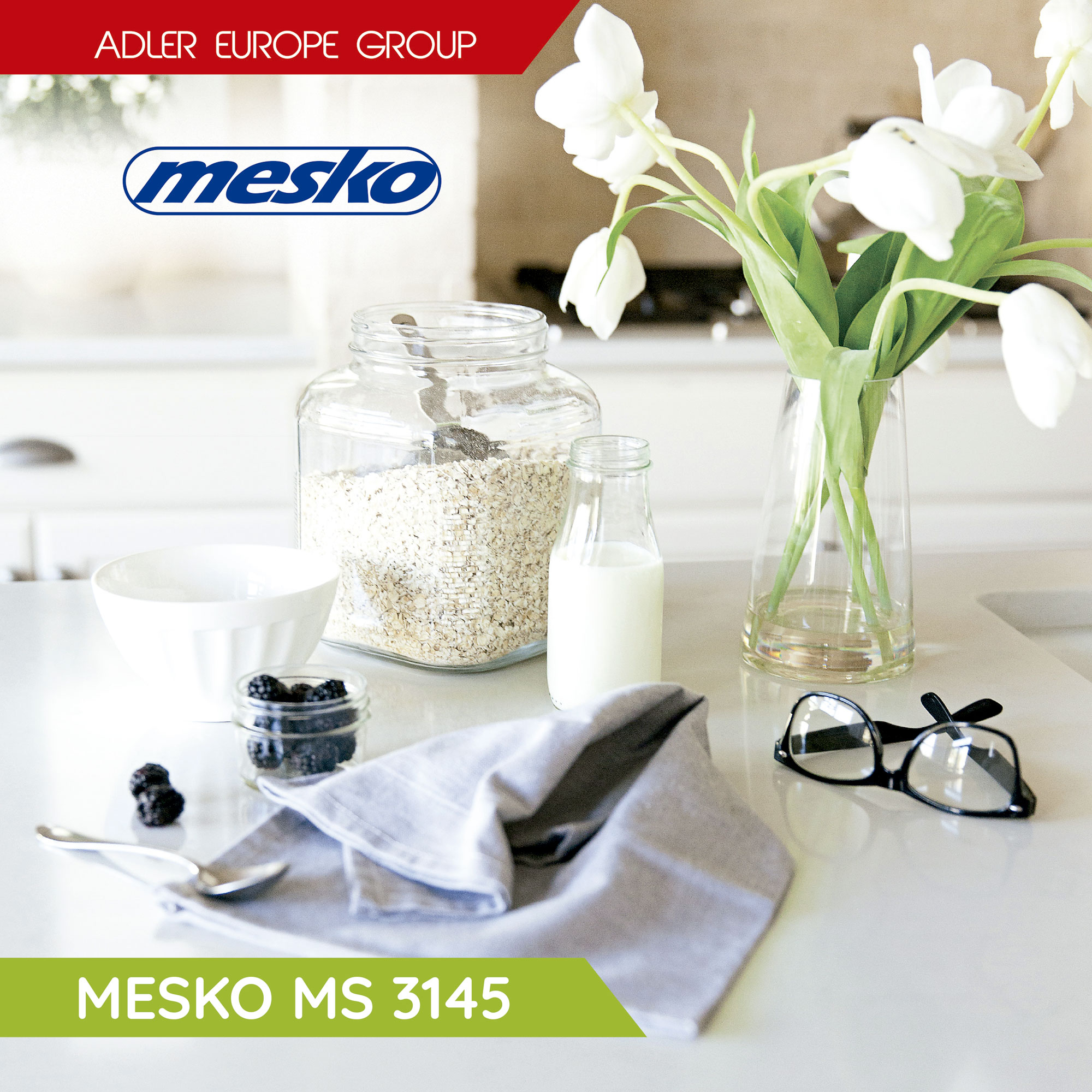 Scena śniadaniowa: płatki owsiane, mleko, jagody, okulary, kwiaty na białej powierzchni.