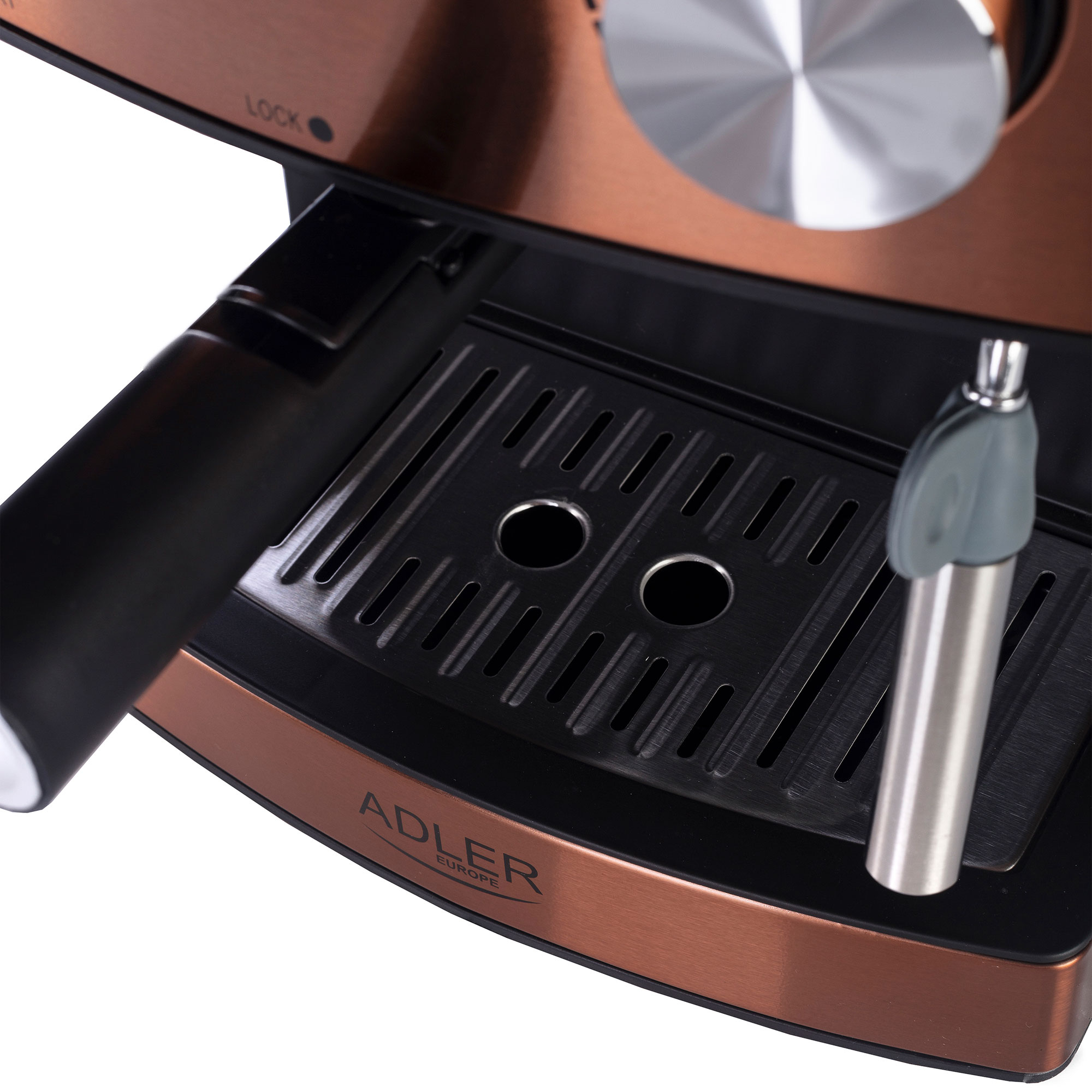 Primo piano di una macchina per caffè espresso in rame. C'è un vassoio e una lancia a vapore.