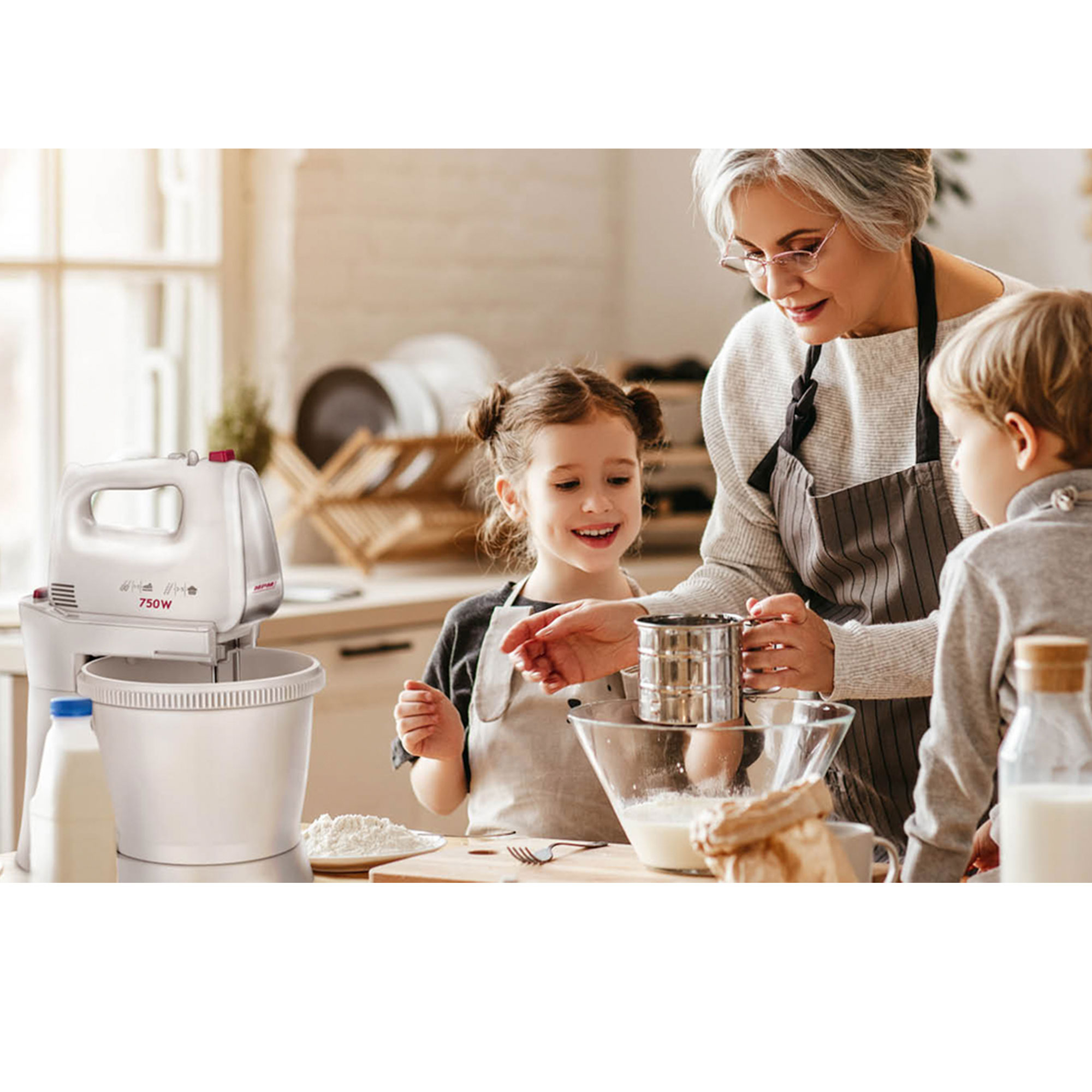 Frau und Kinder mit Mixer, Zutaten und einer Schüssel, die einen Kuchen zubereiten.