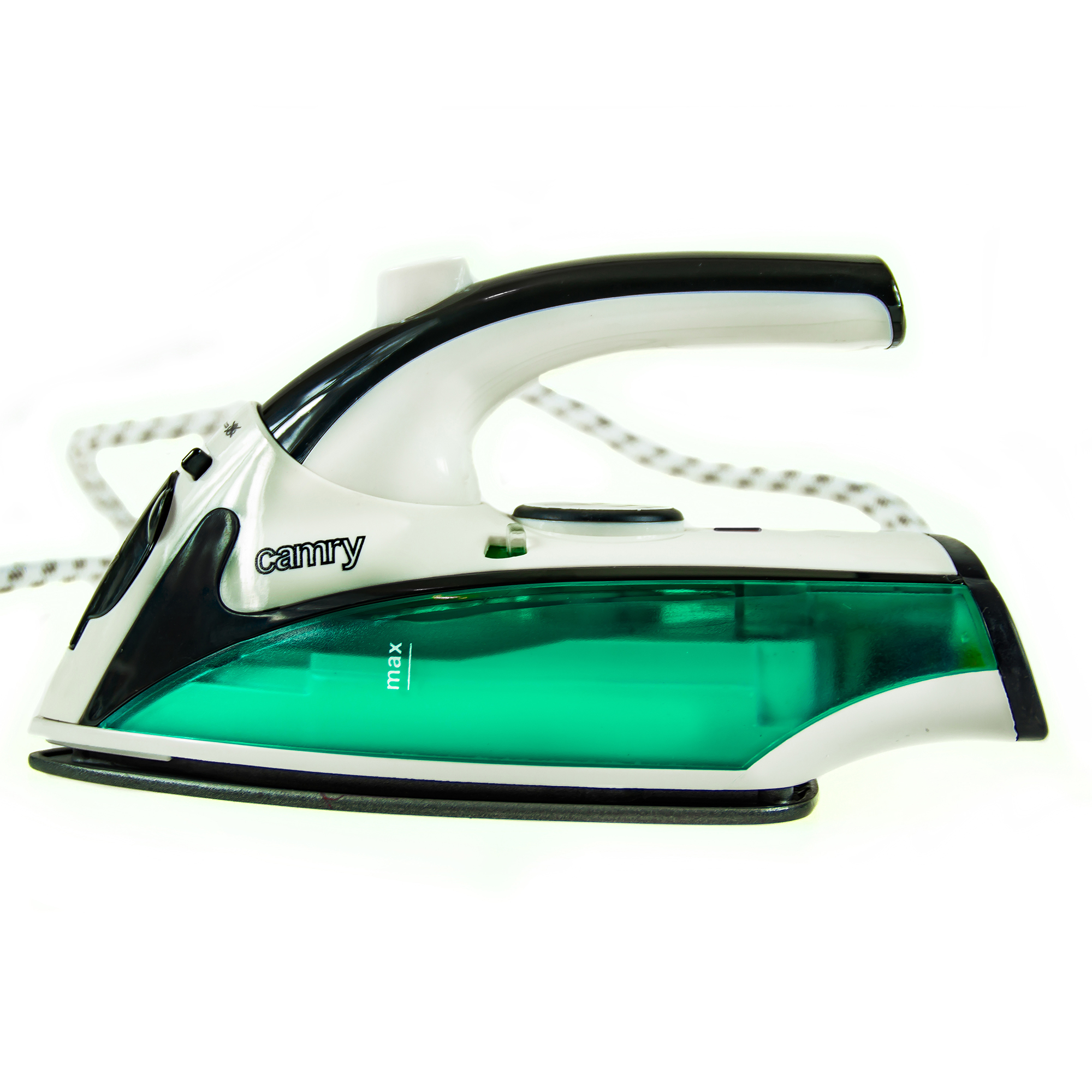 Białe i czarne żelazko z zielonym zbiornikiem na wodę, z białym kablem, na białym tle.