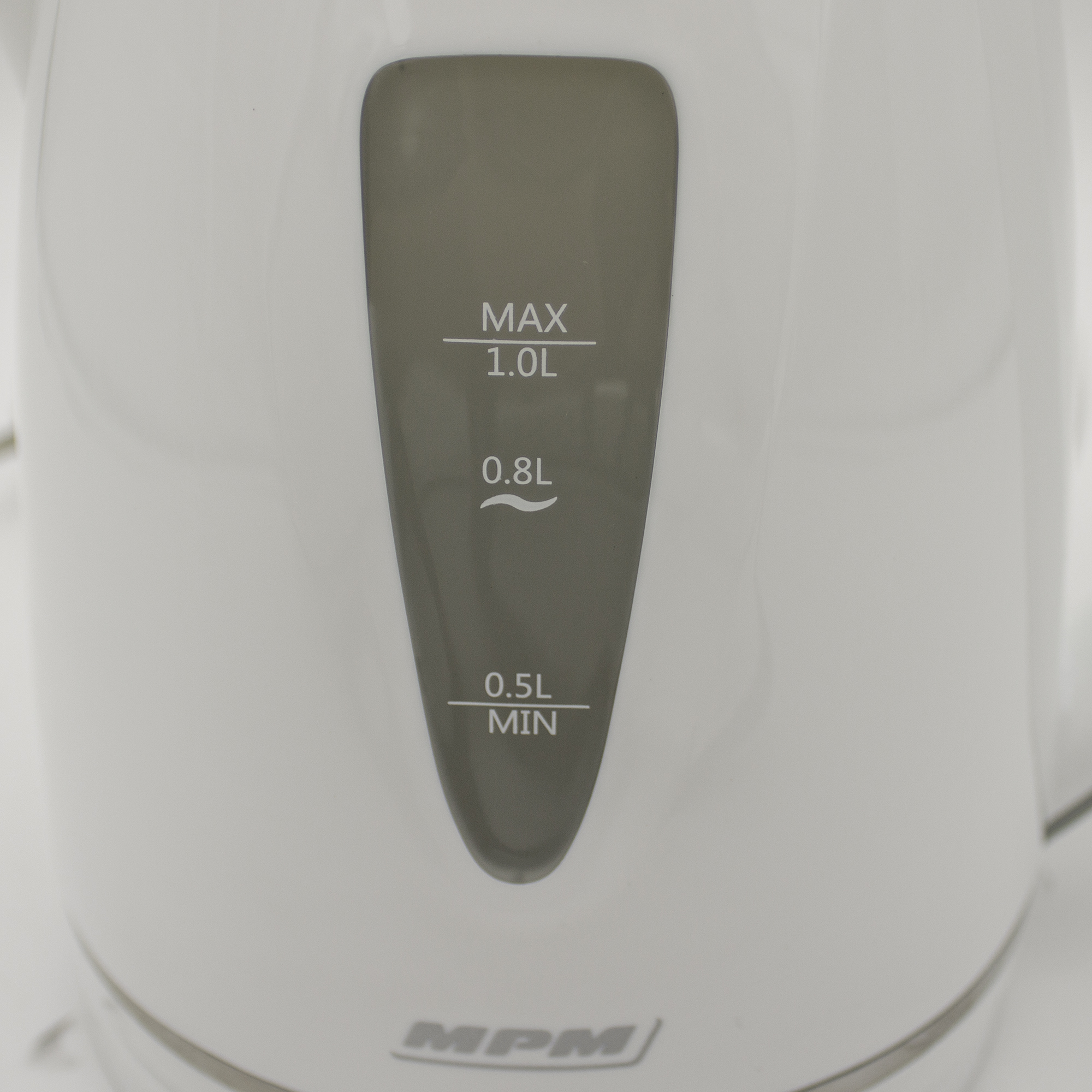 Biały czajnik elektryczny z przezroczystym wskaźnikiem poziomu pokazującym maks., 0,8L i 0,5L.