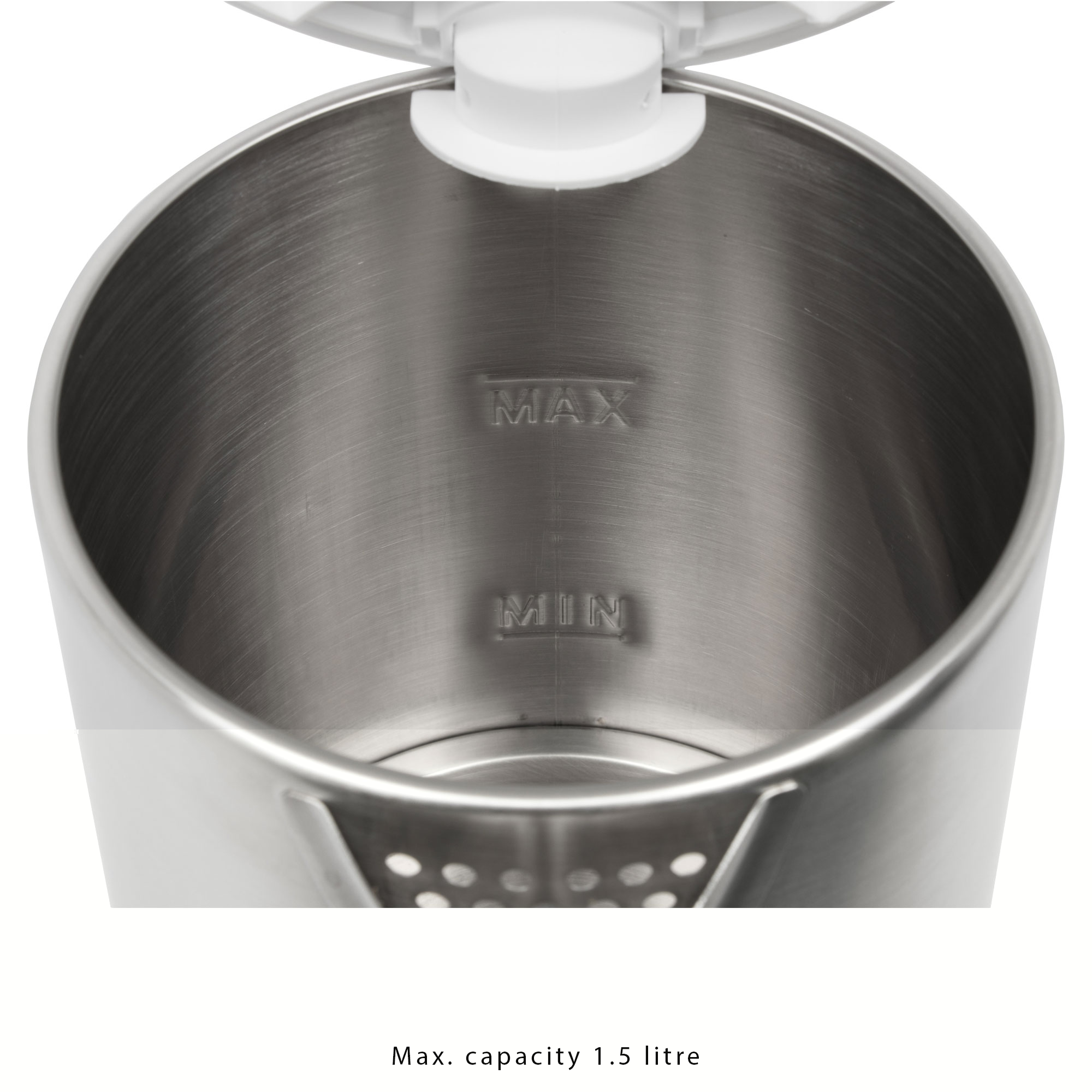 Wnętrze srebrnego czajnika. Widoczne wskaźniki poziomu Max i Min. Białe tło.