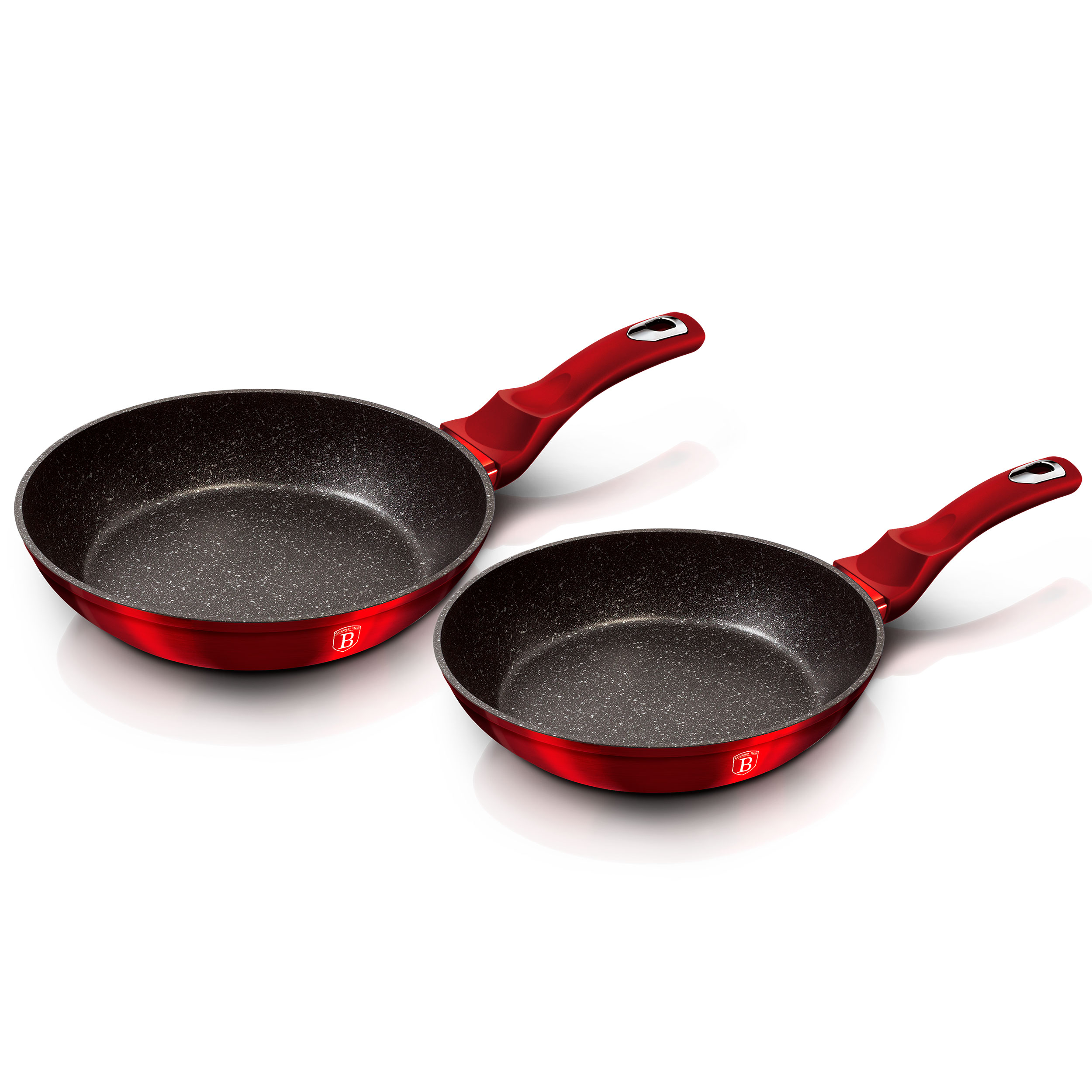 Dos sartenes rojas con interiores negros. Mangos rojos. Logotipo de la marca 'B' en ambas sartenes.