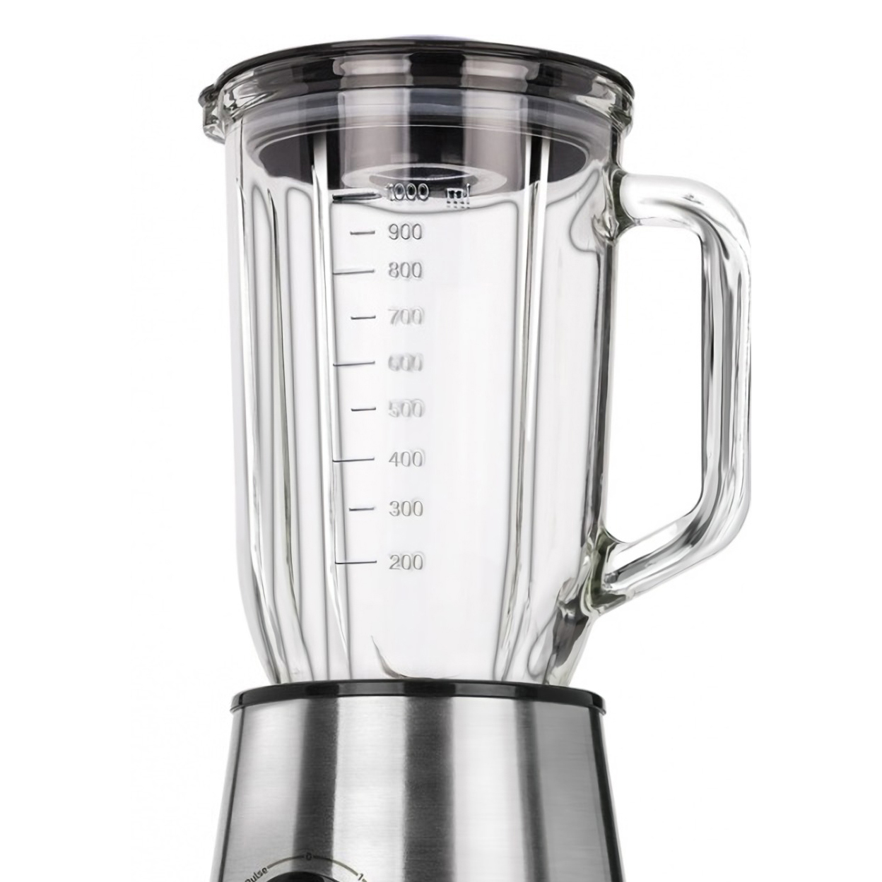 Nahaufnahme eines Glasmixers, klar mit Messmarkierungen. Die Basis ist silberfarben.
