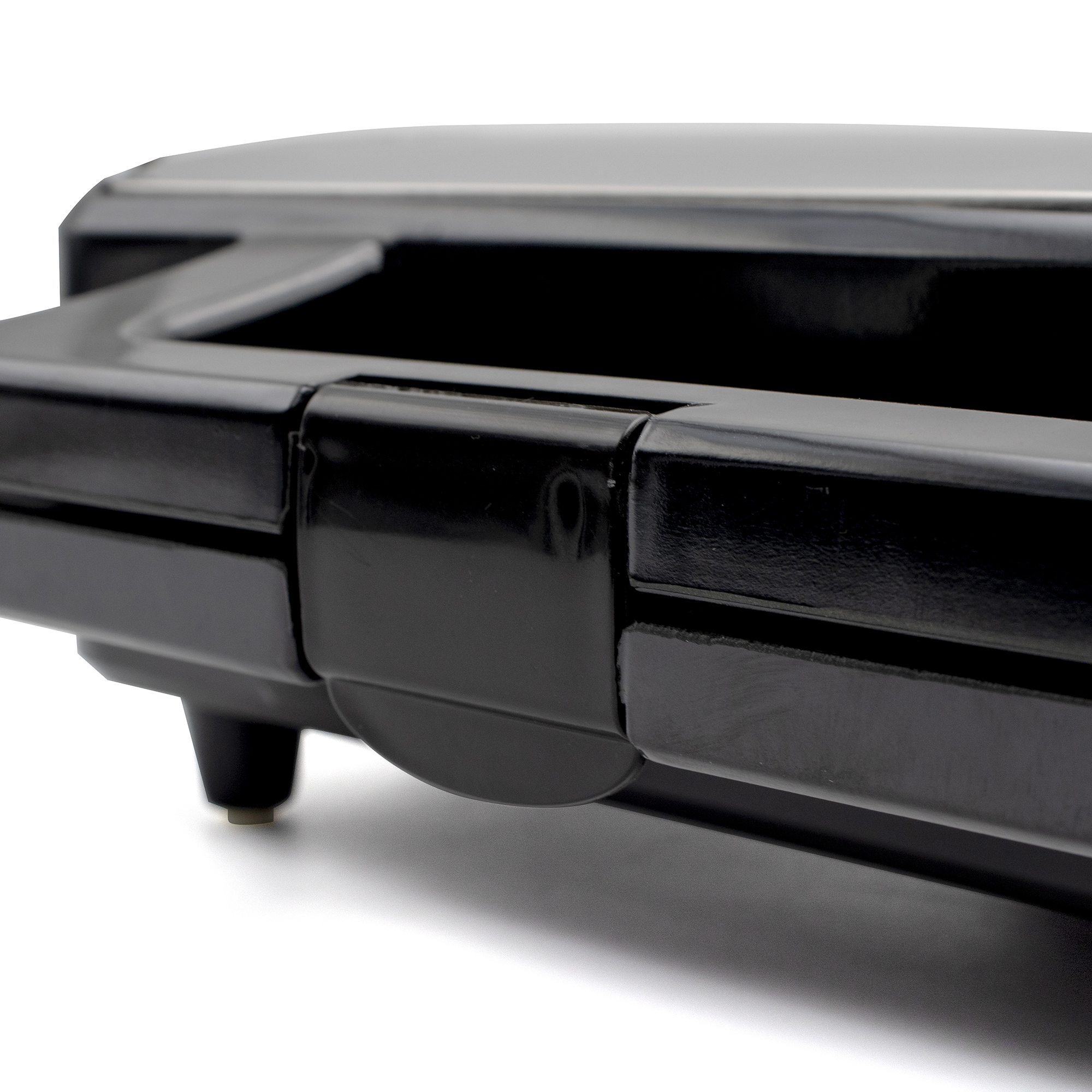 Czarny zamknięty sprzęt z czarnym uchwytem.