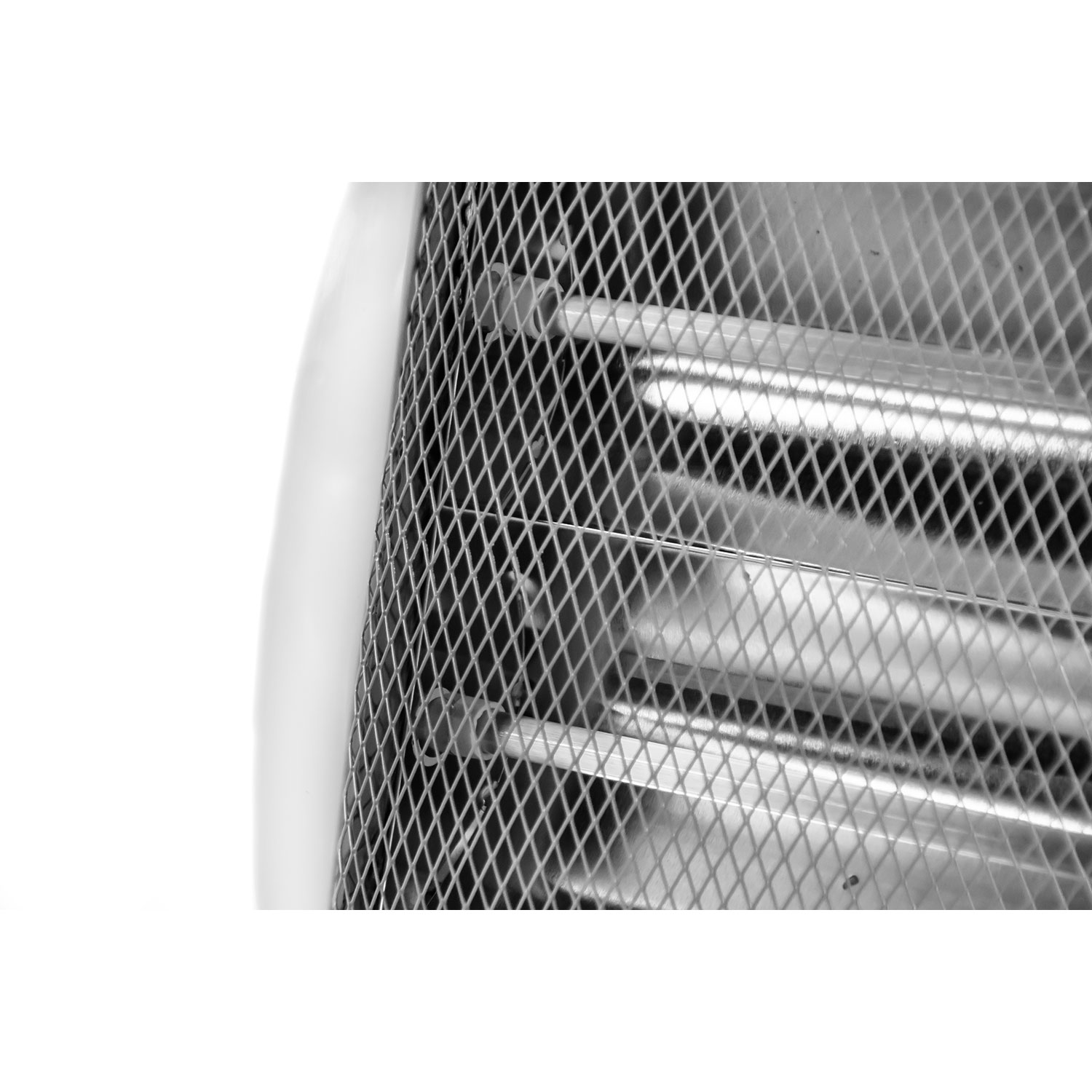 Zbliżenie metalowej kratki na białym tle. Kratka ma wzór rombu.