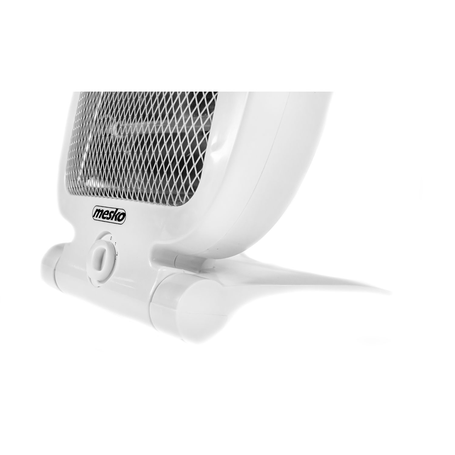 Biały wentylator z czarną siatką, widok z boku i białe tło.