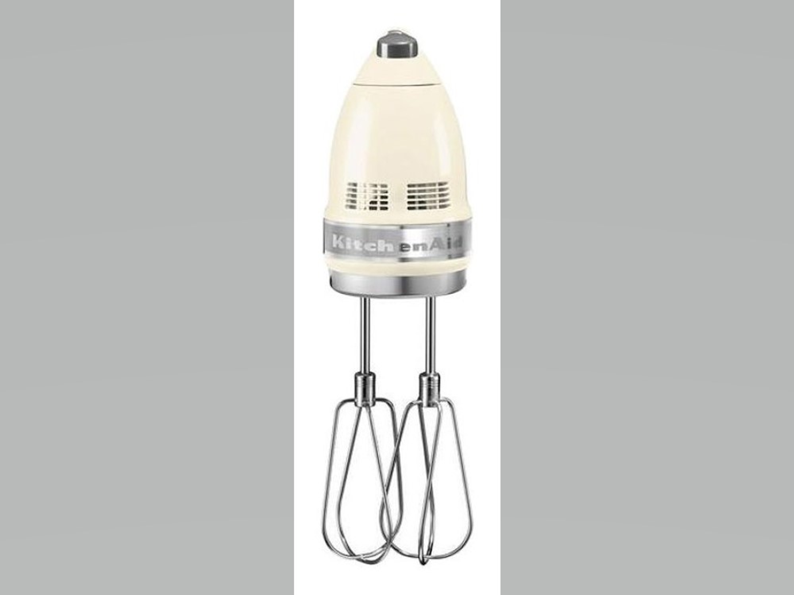 Un mixer a mano KitchenAid color crema, con due fruste a filo attaccate.