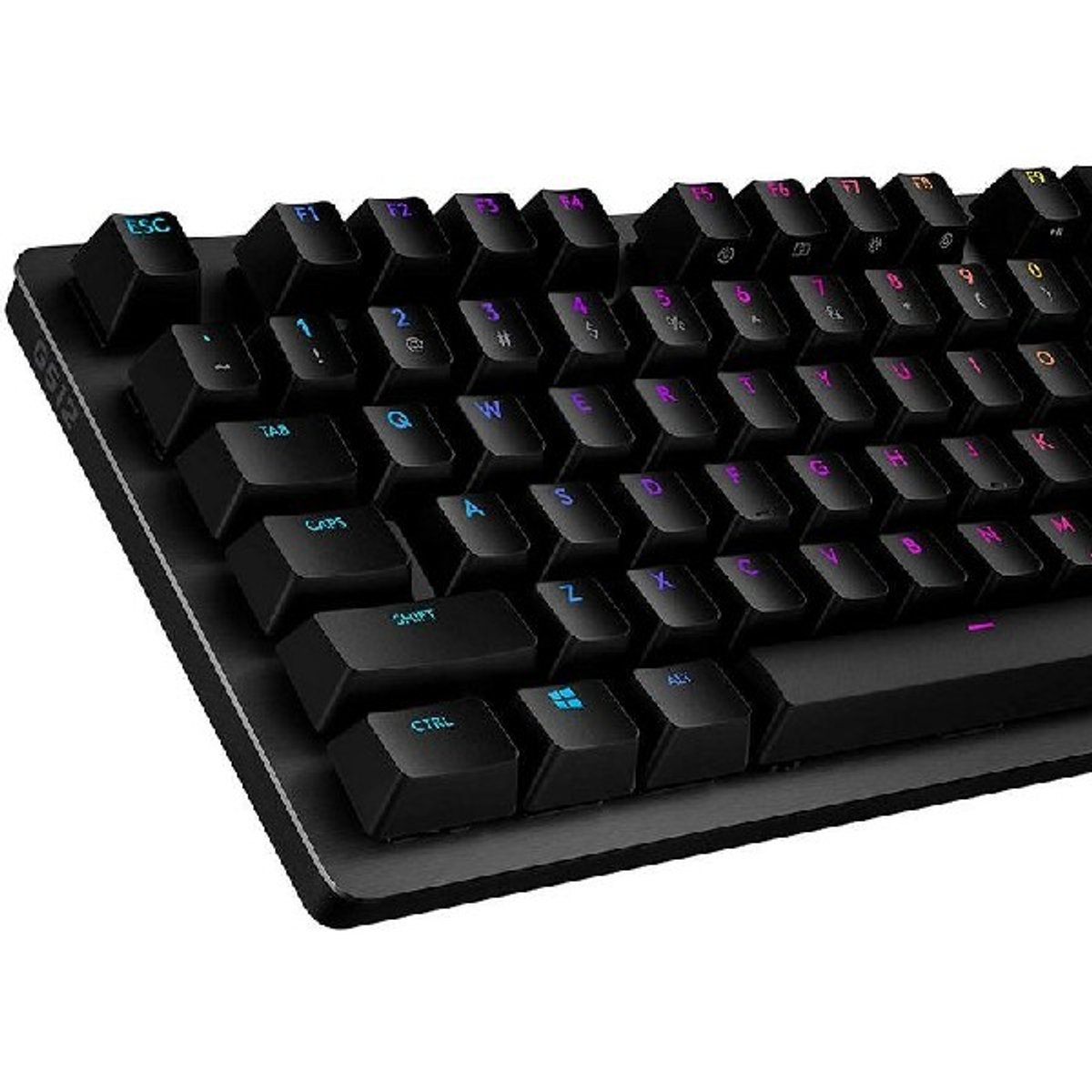 Zbliżenie czarnej klawiatury Logitech G915 TKL z podświetlanymi klawiszami. Klawiatura jest czarna.