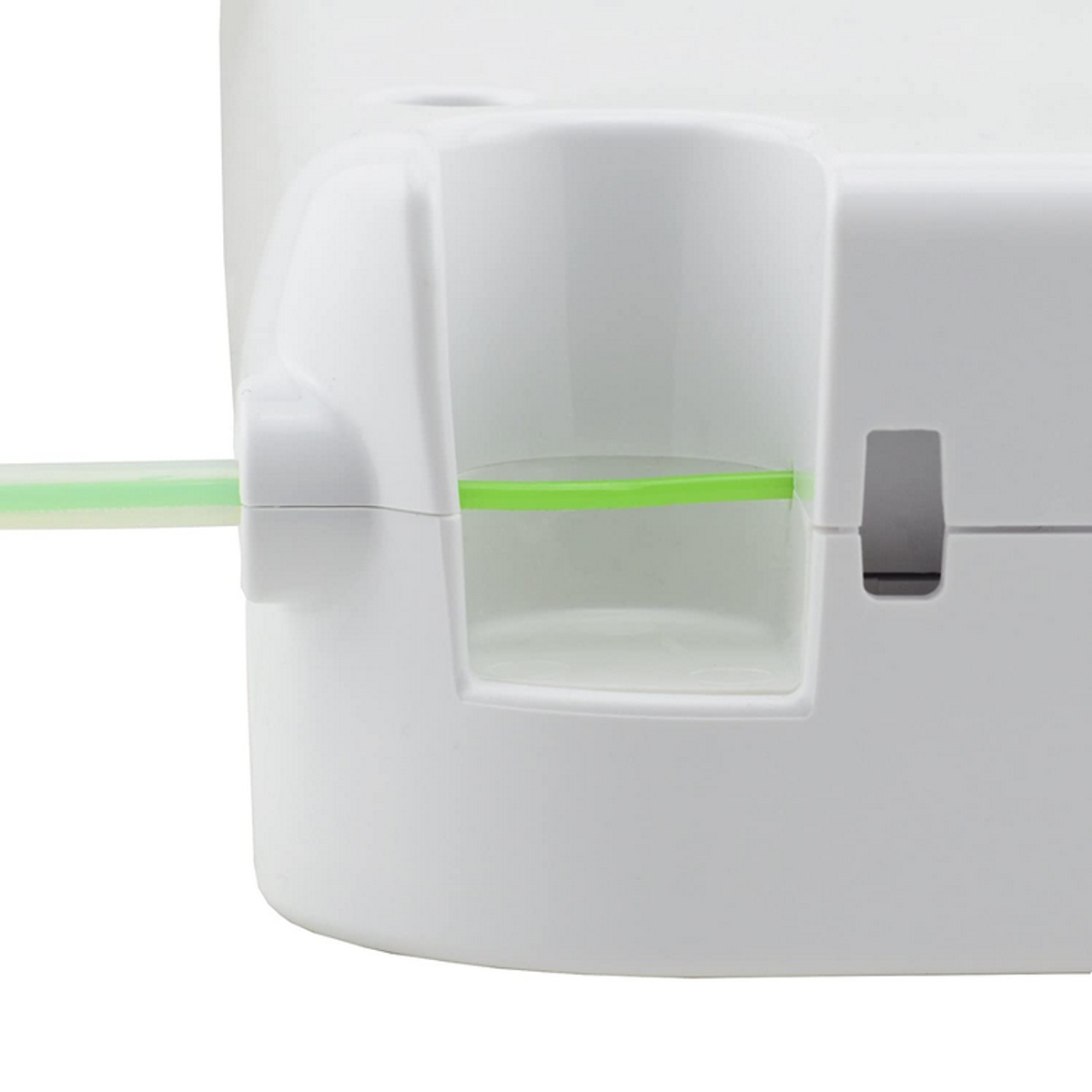 Detalle de un electrodoméstico blanco con un recipiente transparente y una pajita verde.