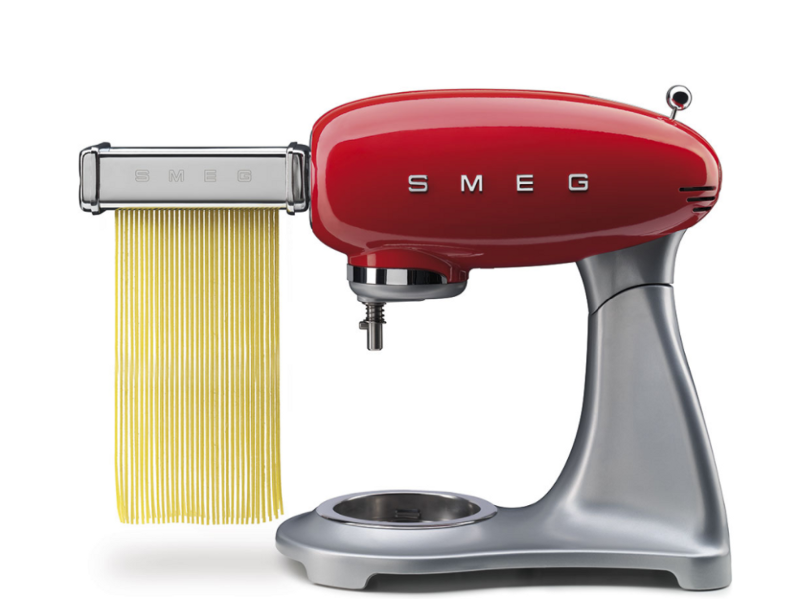 Una batidora de pie SMEG roja con un accesorio de rodillo para pasta.