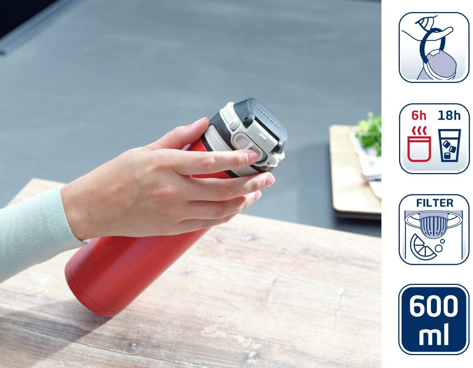 Eine Person hält eine rote Wasserflasche. Symbole zeigen Merkmale: Filter, 6h/18h Temp. & 600ml Kapazität.