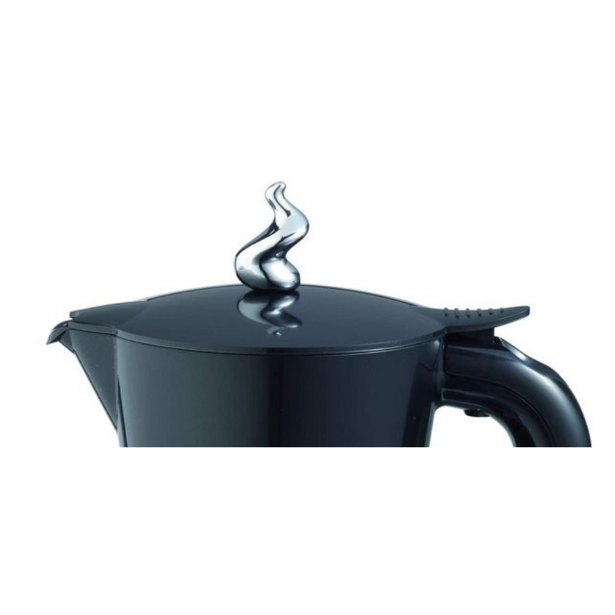 Eine schwarze Kaffeemaschine mit einem silbernen, stilisierten flammenförmigen Griff oben.