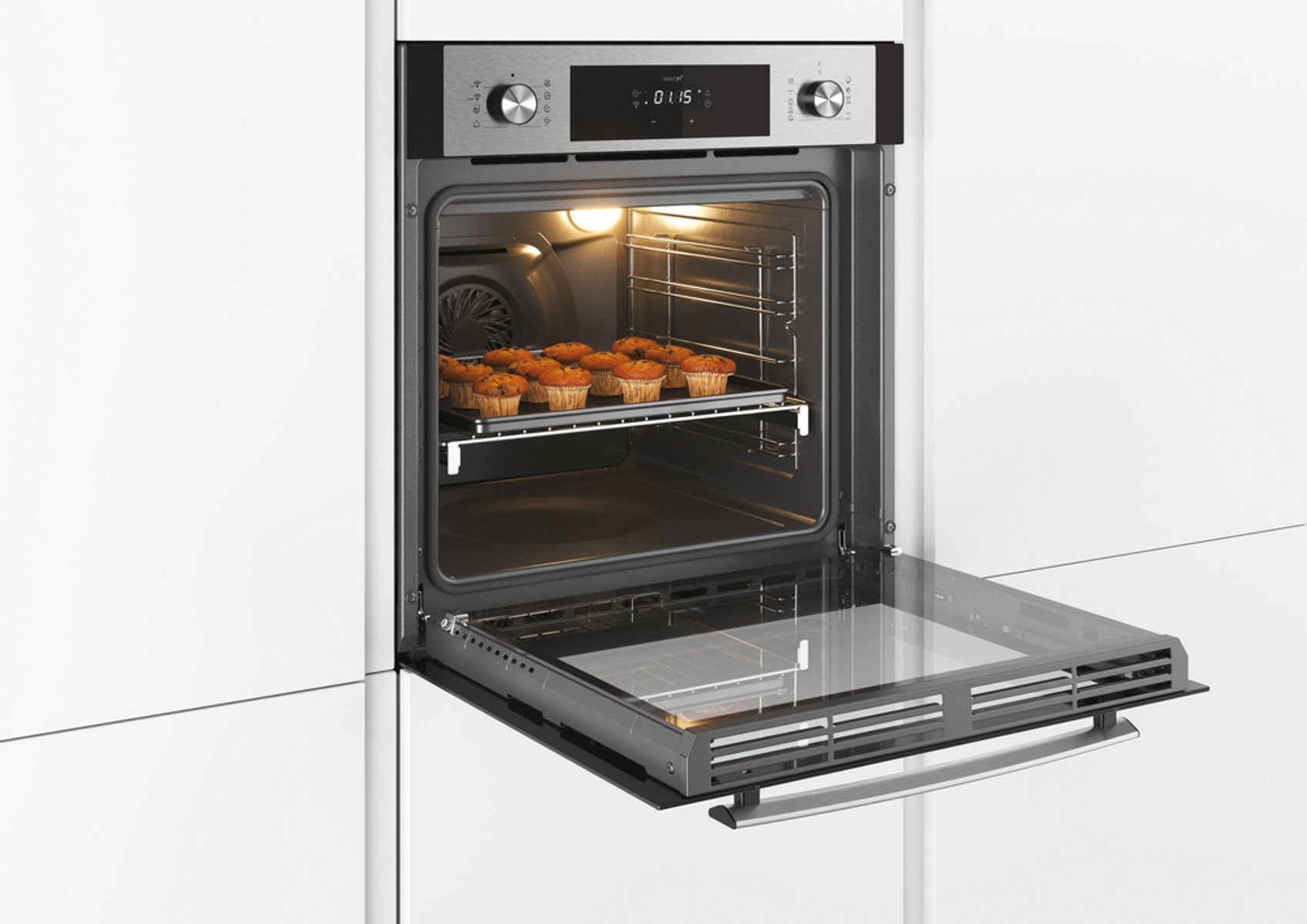 Forno aperto con muffin su una griglia. Porta aperta, luce all'interno.