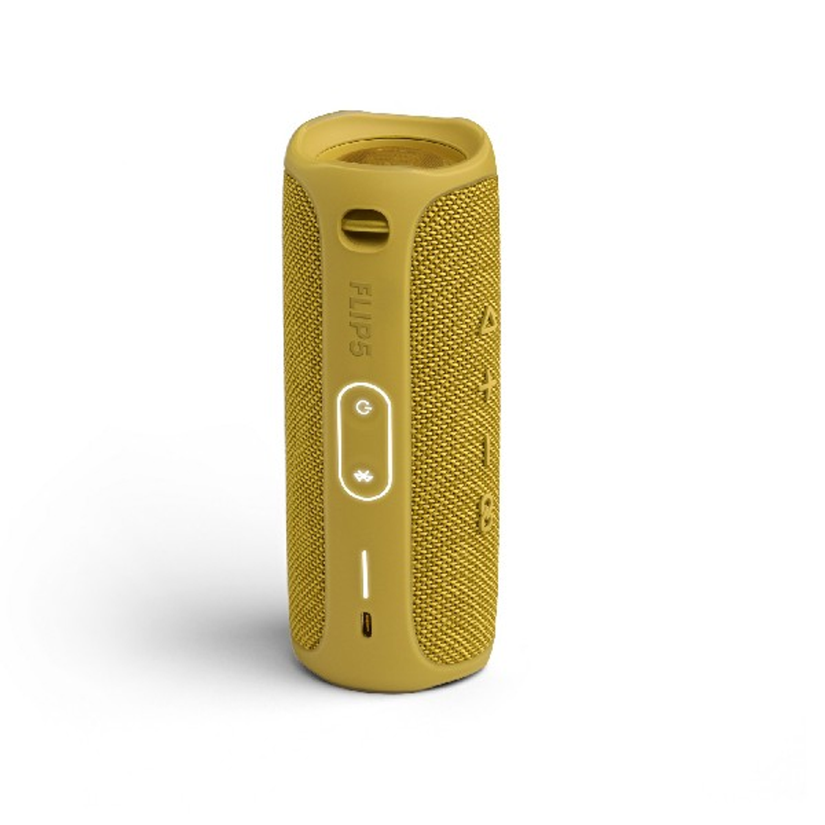 Un altavoz cilíndrico amarillo. Tiene botones y un puerto de carga. El nombre de la marca es visible.