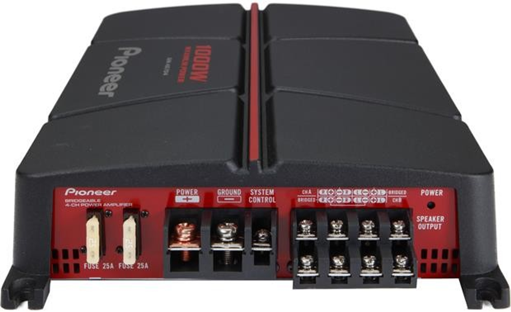 Un amplificatore per auto nero con dettagli rossi e varie porte di connessione.