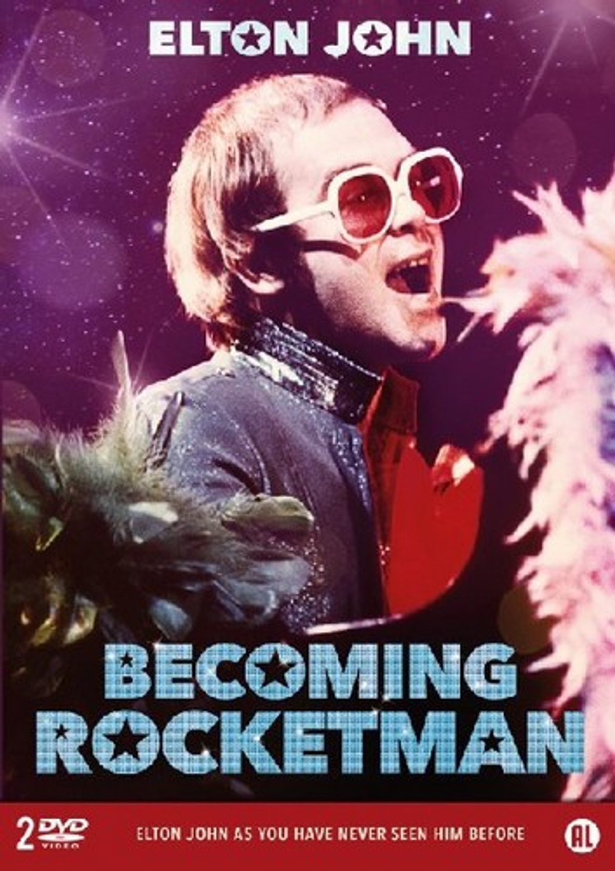 Elton John op een dvd-hoes. Hij draagt een bril en een top met pailletten. De titel is Becoming Rocketman.