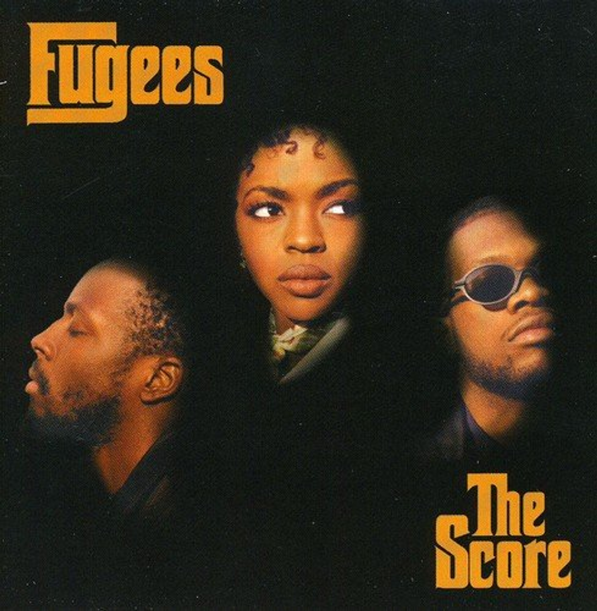 Albumhoes van The Fugees' album "The Score", met drie bandleden op een zwarte achtergrond.