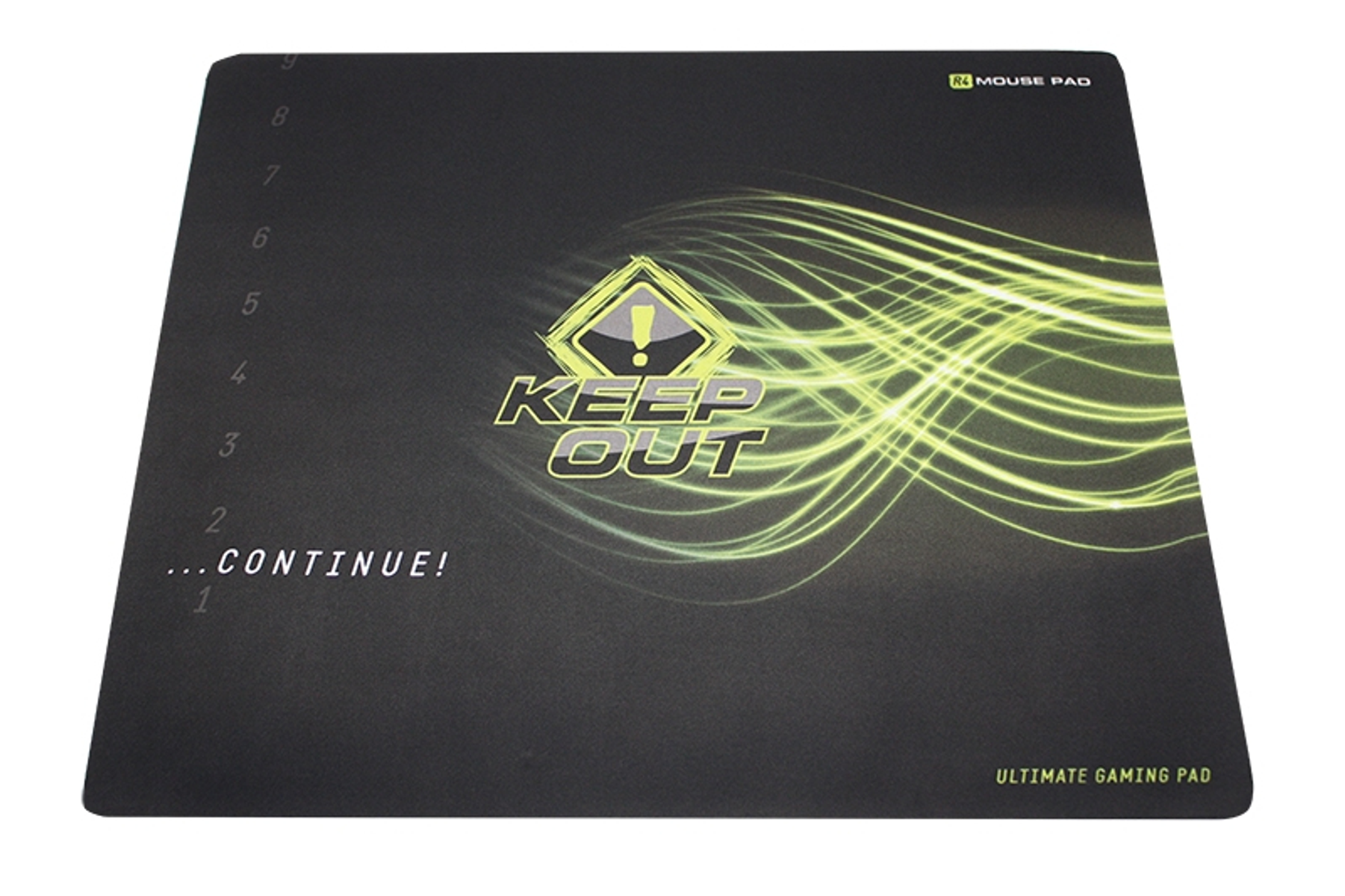 Alfombrilla negra con diseño amarillo y texto 'KEEP OUT'.