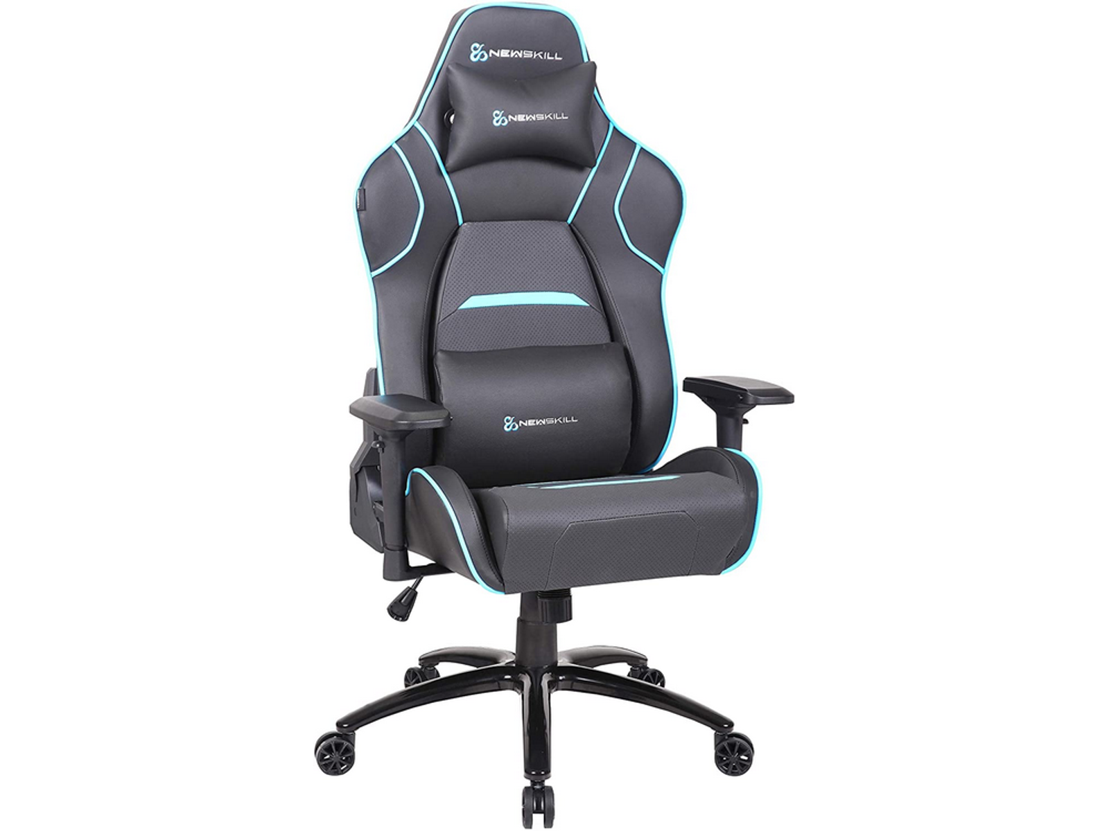 Schwarzer und grauer Gaming-Stuhl mit blauen Akzenten. Die Marke ist Newskill. Es ist auf weißem Hintergrund.