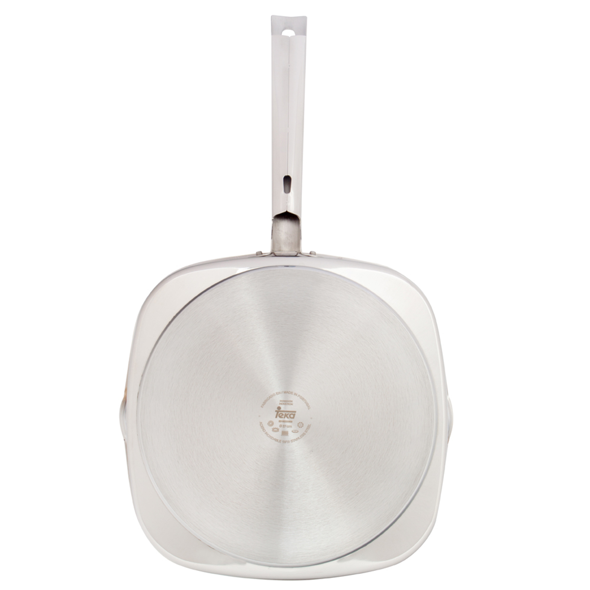 Spód patelni ze stali nierdzewnej, uchwyt do góry, na białym tle.