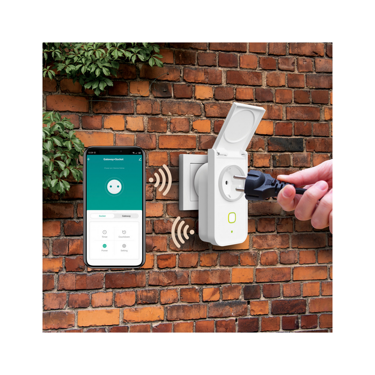 Enchufe inteligente conectado a toma, teléfono con interfaz de aplicación, en pared de ladrillo.