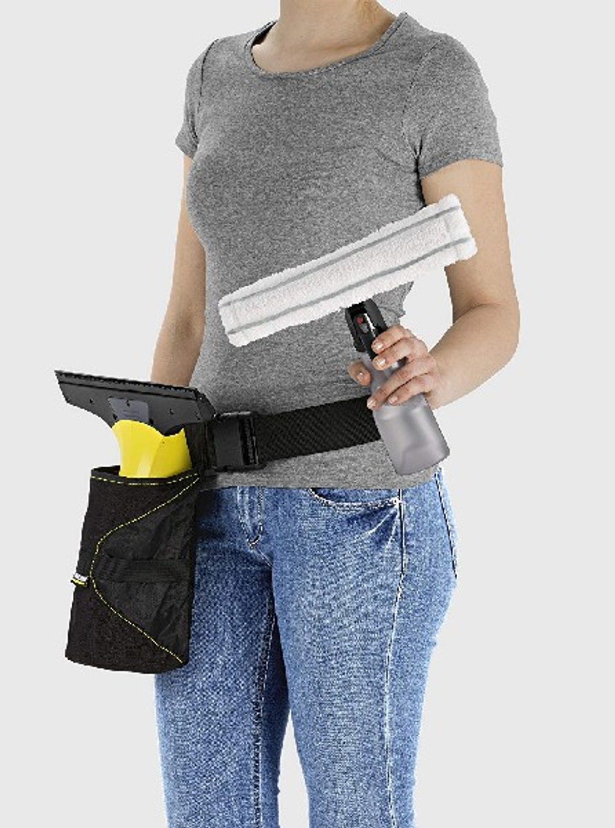 Mujer con herramientas de limpieza, cinturón con bolsa, limpiacristales y botella spray.