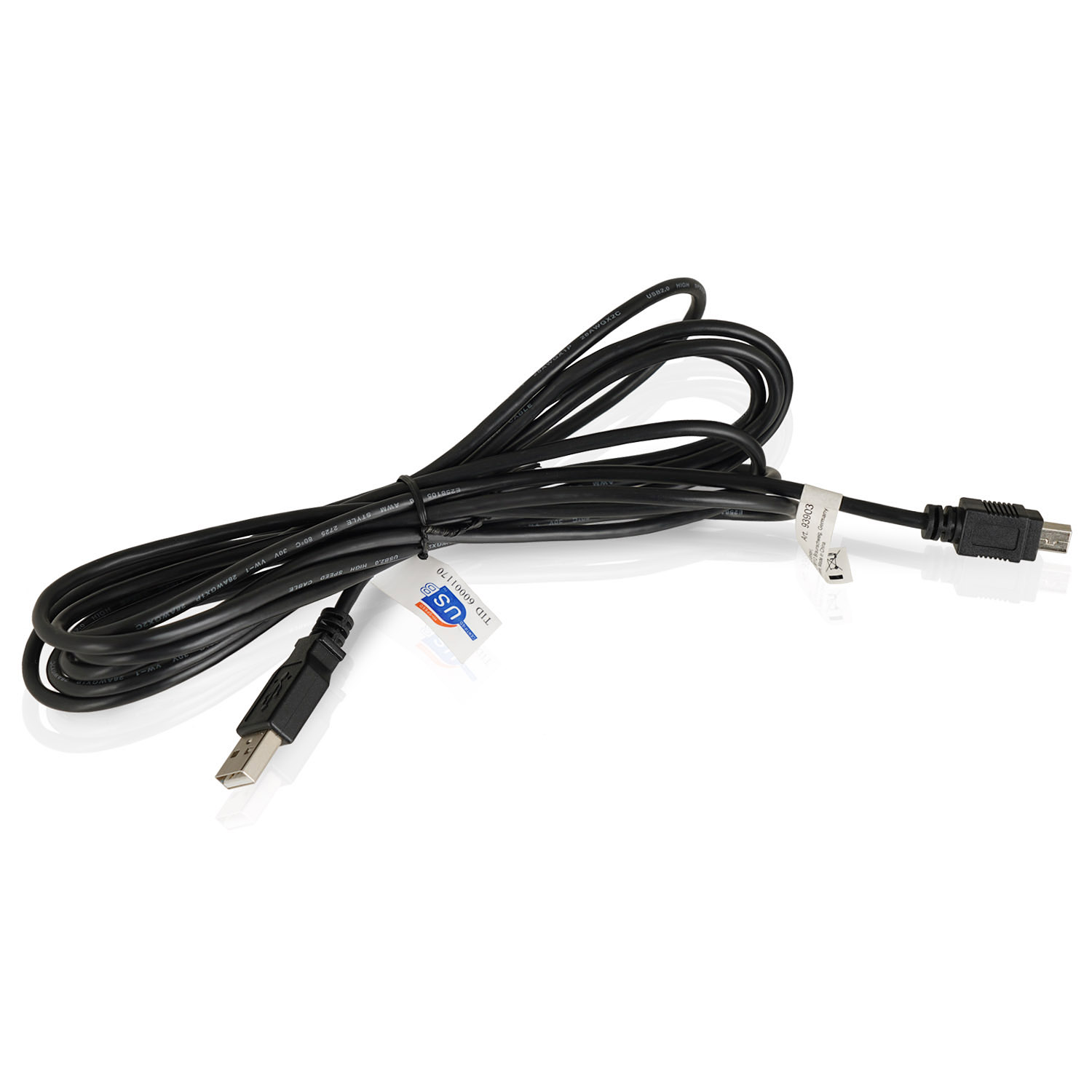 Schwarzes USB-Kabel mit zwei verschiedenen Enden. Weiße Etiketten angebracht. Weißer Hintergrund.