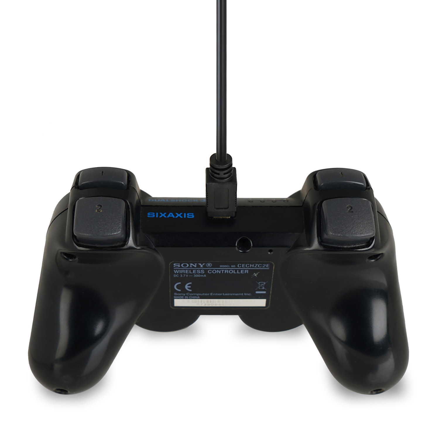 Schwarzer Sony Playstation 2 Controller mit USB-Kabel, auf weißem Hintergrund.