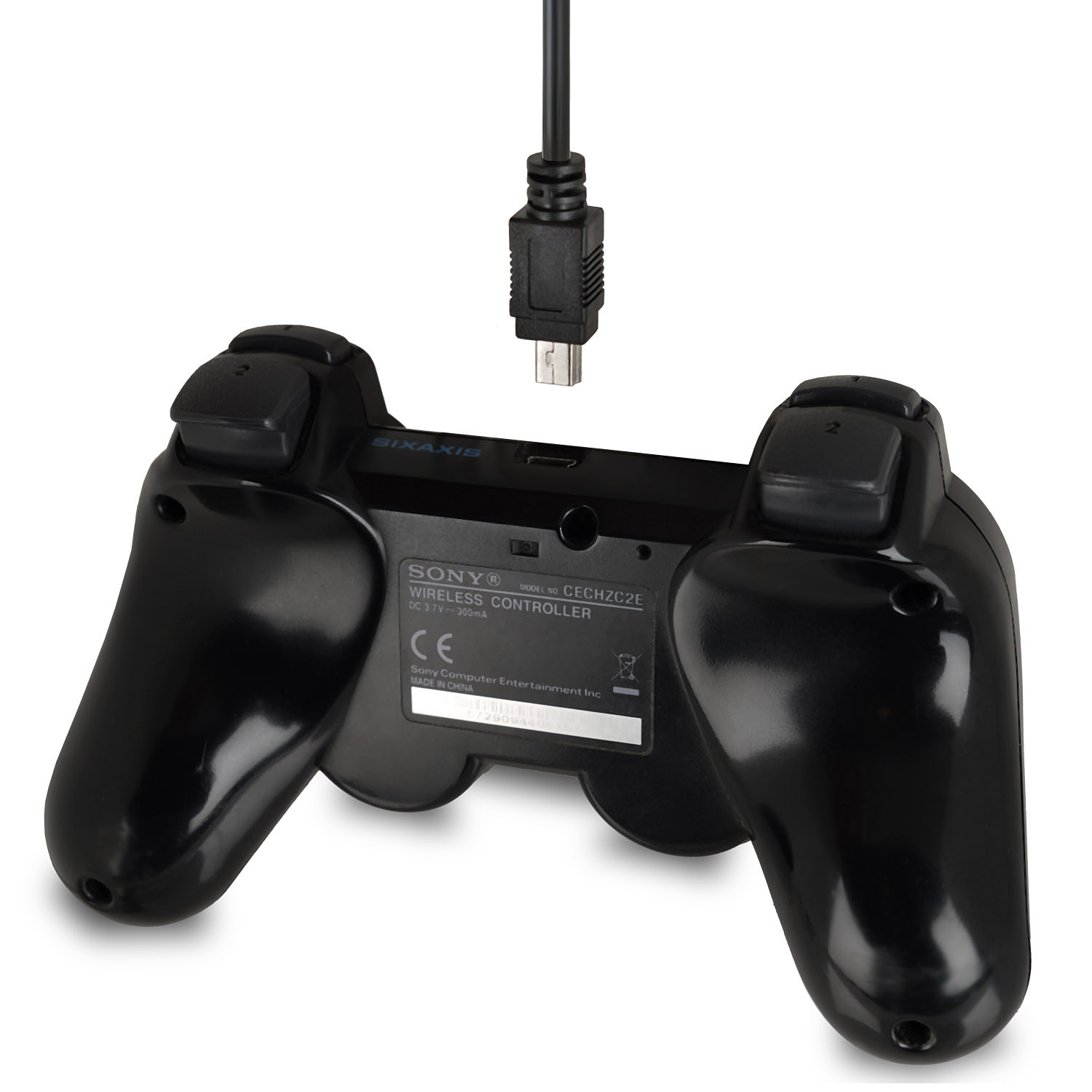 Schwarzer PlayStation 3-Controller mit angeschlossenem USB-Kabel auf weißem Hintergrund.