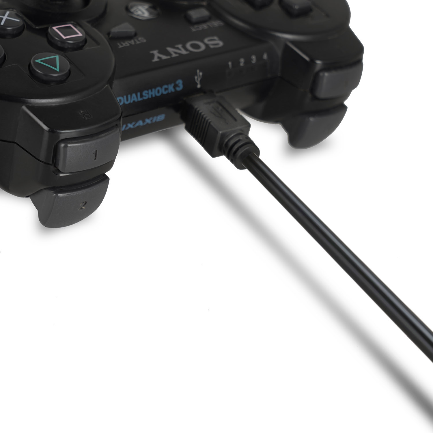 Schwarzer Sony Playstation 3 Controller. Ein USB-Kabel ist zum Laden oder zur Datenübertragung eingesteckt.