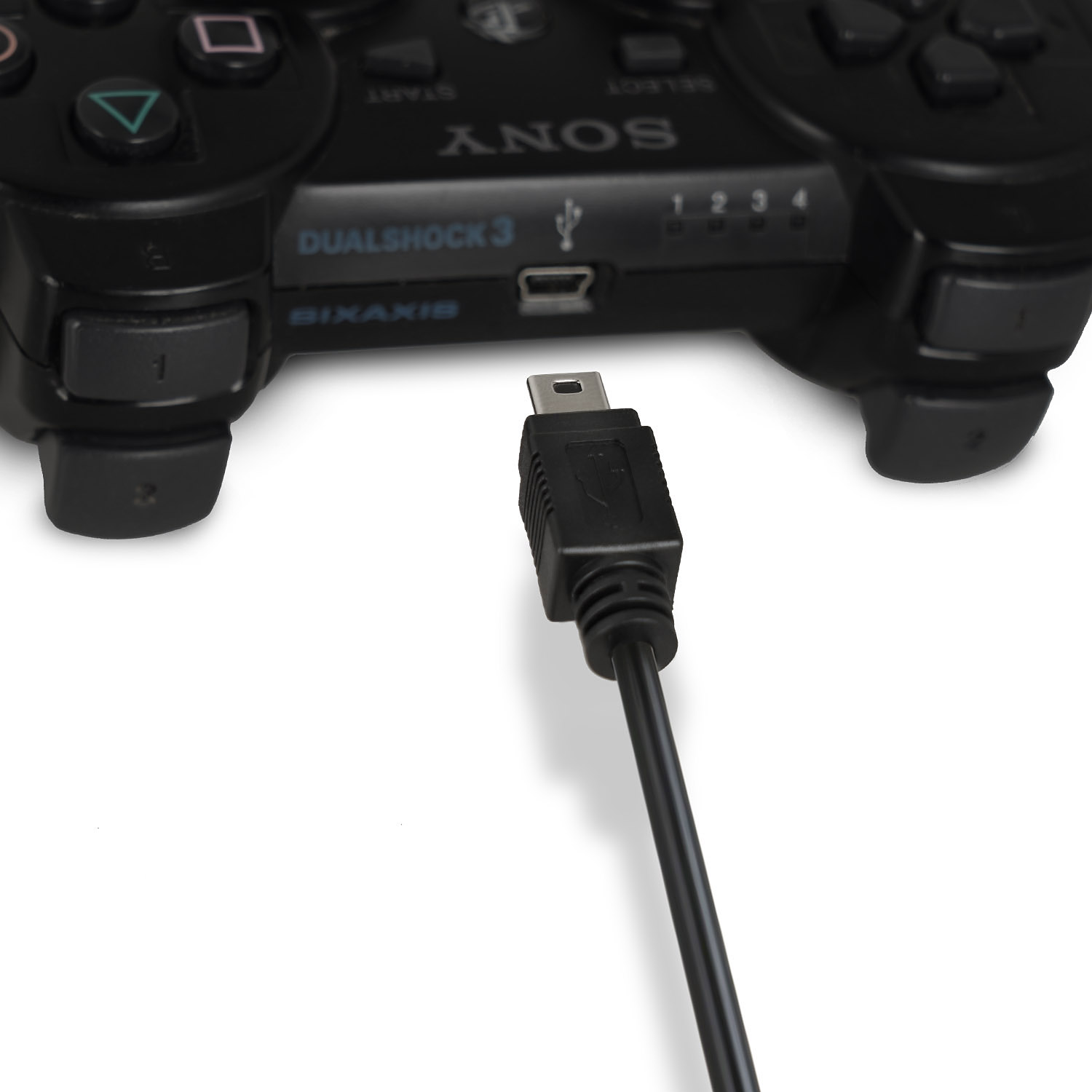 Ein schwarzer PlayStation 3-Controller mit eingestecktem USB-Kabel, Nahaufnahme auf weißem Hintergrund.