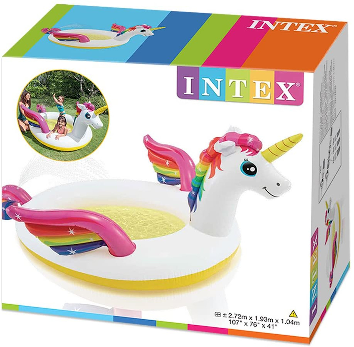Eine Box mit einem Einhorn-Schwimmring in einem Pool. Ein Einhorn-förmiger Schwimmring befindet sich im Vordergrund.