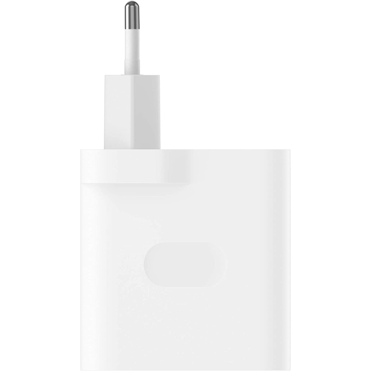Een witte telefoonoplader met een stekker en een USB-poort. De oplader staat op een witte achtergrond.