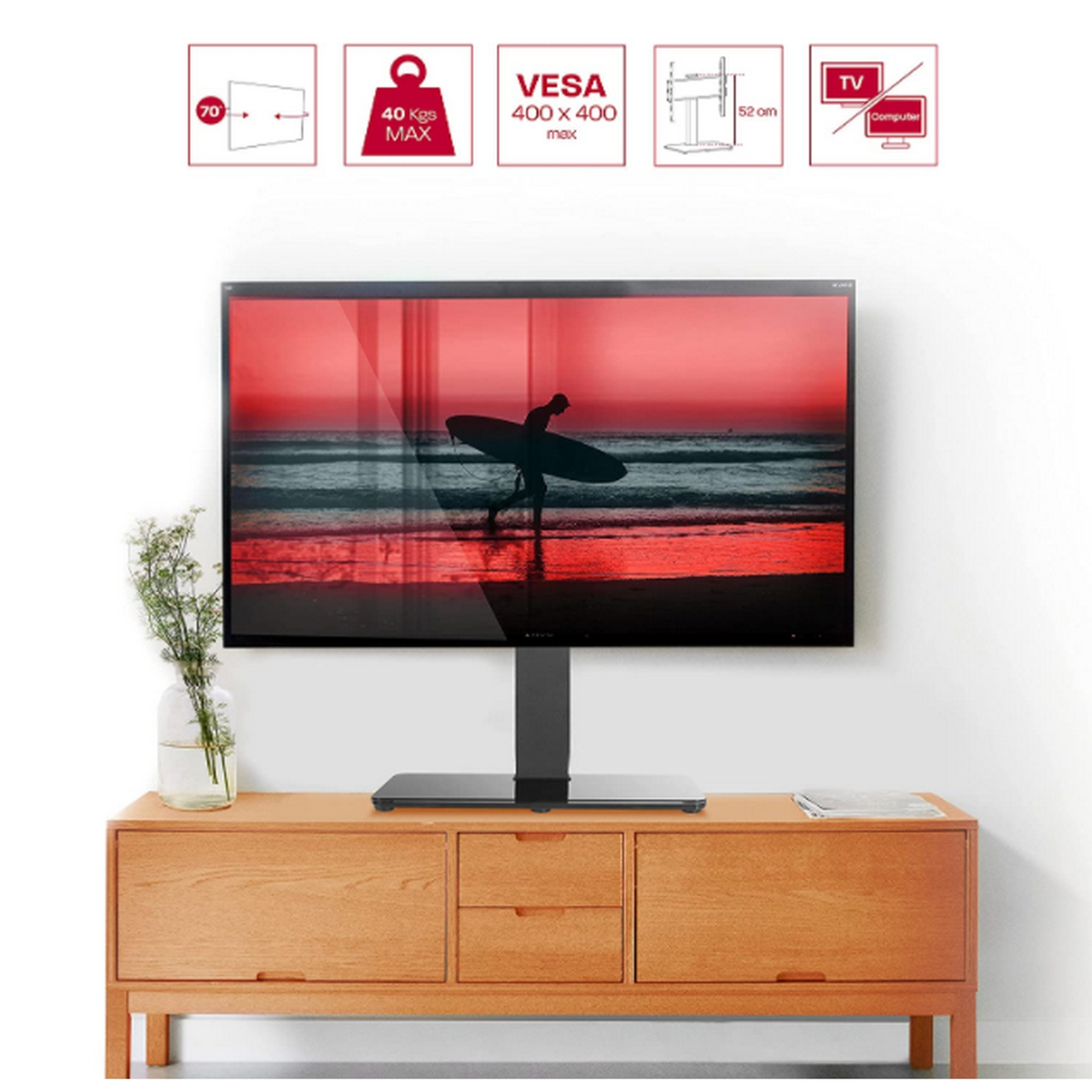TV su un supporto, con una scena di spiaggia. Varie icone sopra. Mobile in legno sotto. Muro bianco.