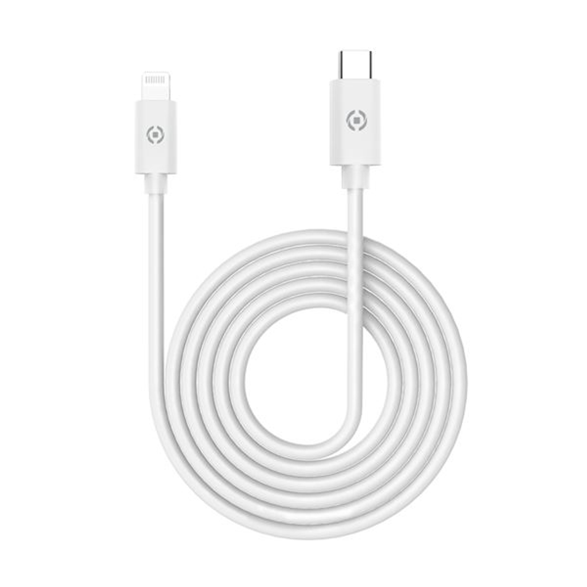 Cable USB blanco con conector USB-C y Lightning, enrollado sobre un fondo blanco.