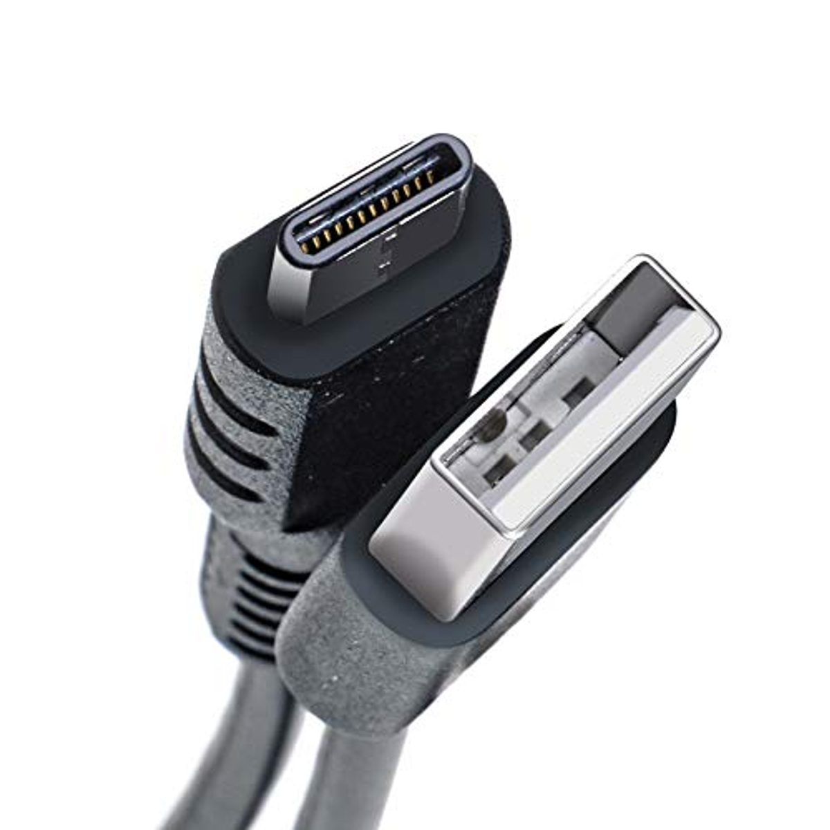 Dos cables USB, uno USB-C y otro USB, están en ángulo. El USB-C tiene un conector negro.