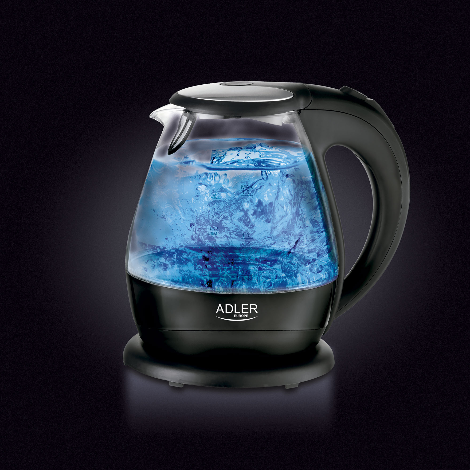 Schwarzer Wasserkocher mit blau leuchtendem Wasser, schwarzer Hintergrund.